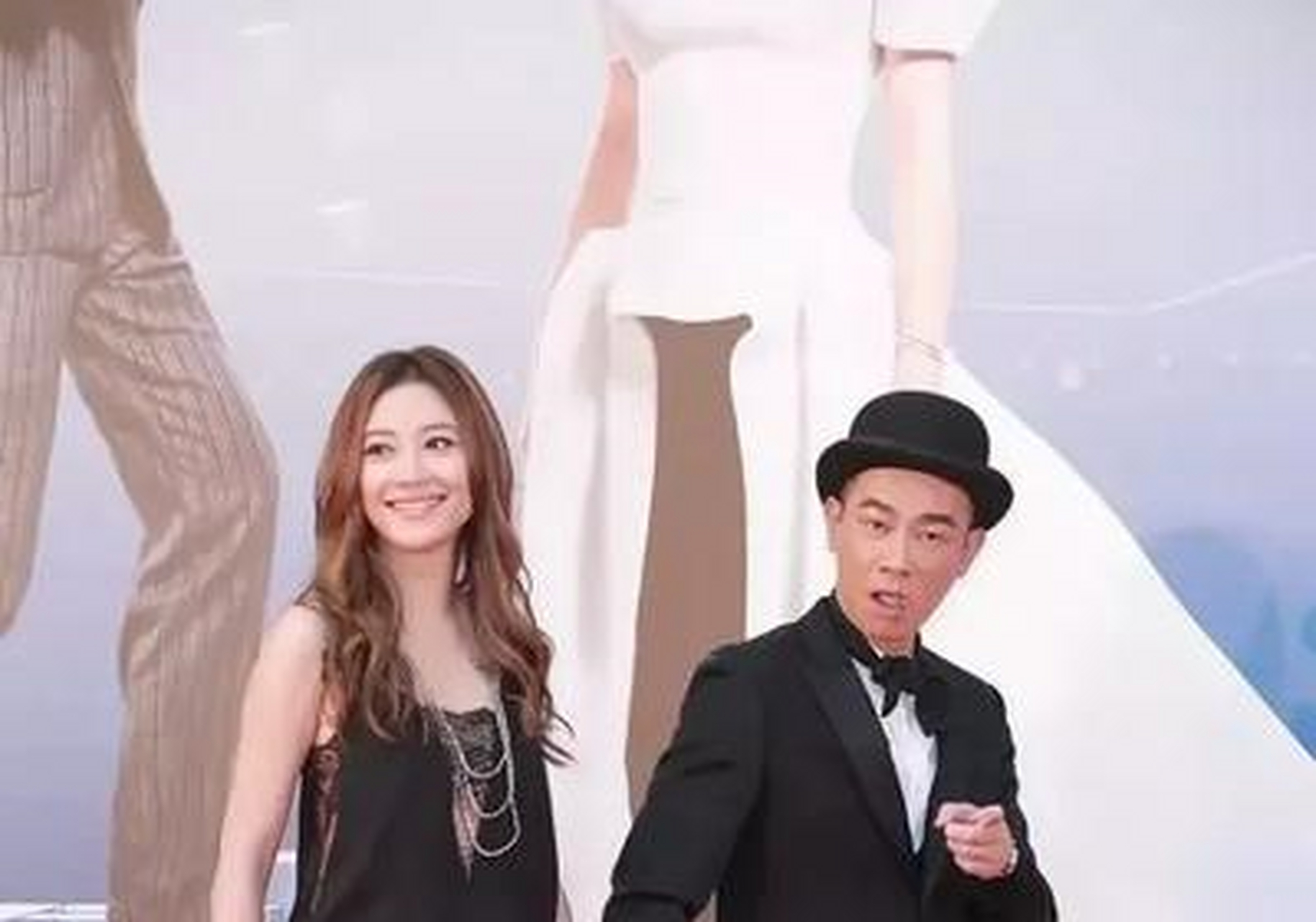陈小春和老婆应采儿手牵手同框参加某活动,俩人好配.