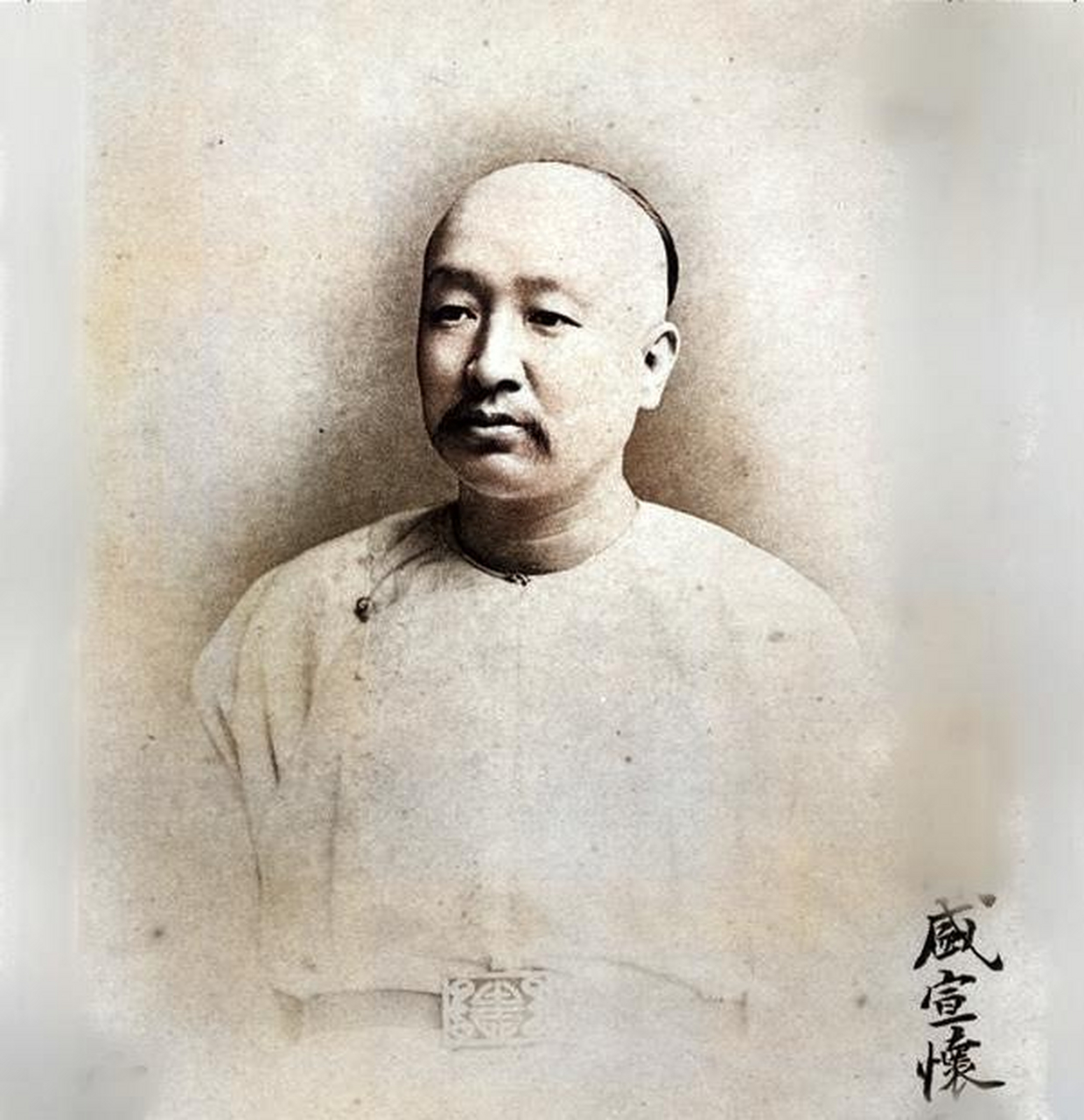 清末,盛宣怀趁妻子熟睡之际悄悄来到书房,拿出一张照片仔细端详