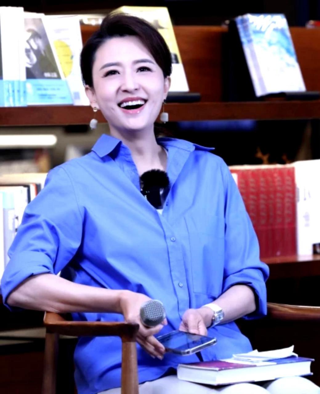 主持人张蕾现在直播间中展现出了她活泼好性格的笑容,同时也开始转型