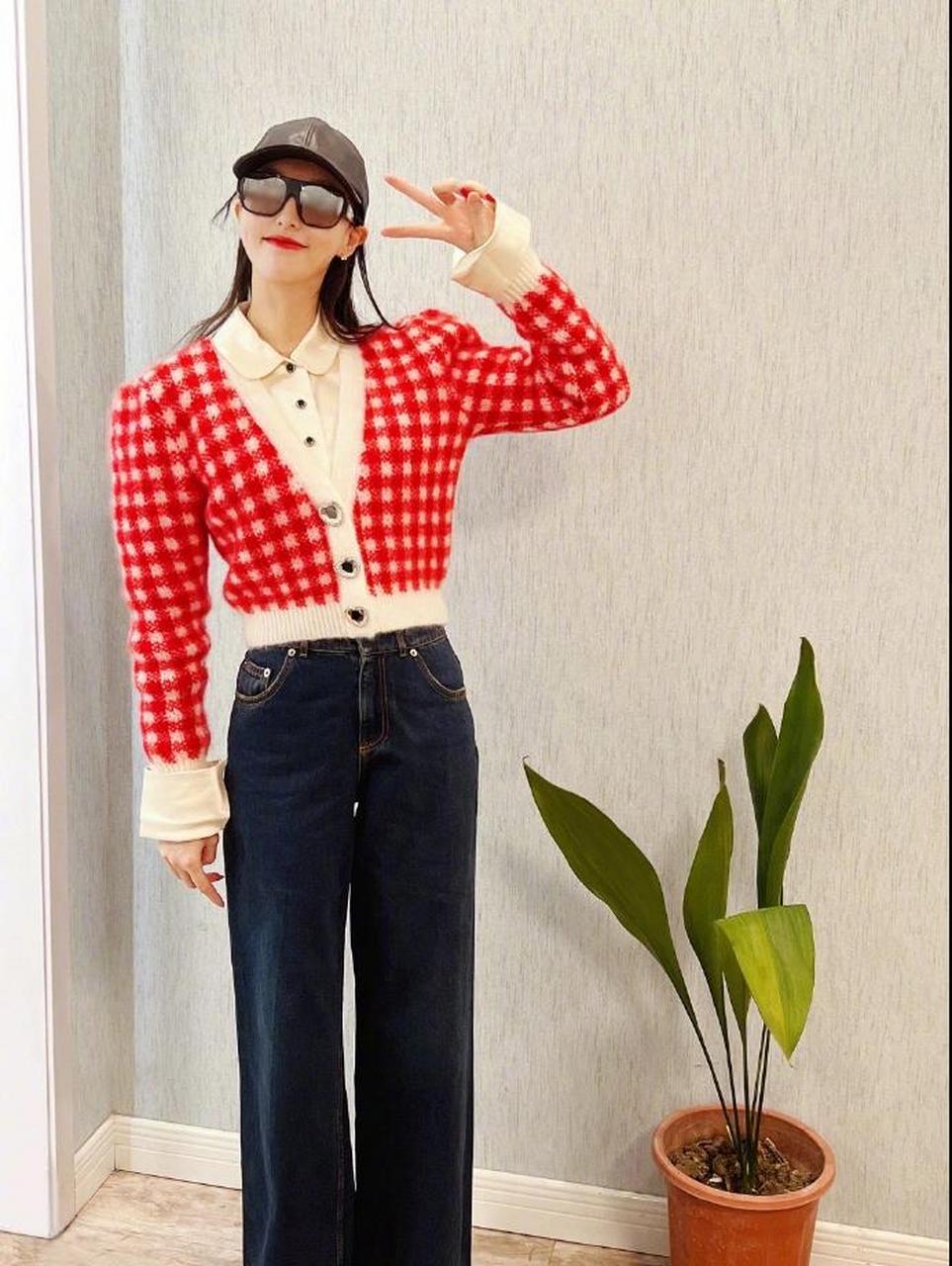 唐嫣日常私服 唐嫣分享一则日常私服穿搭,身穿爱心扣红白格子短款针织
