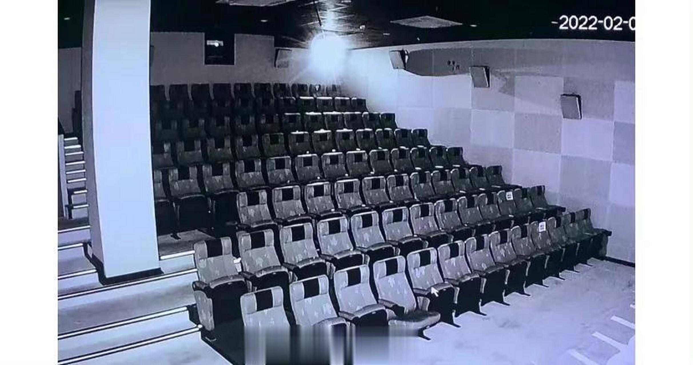 情侣们在电影院老实点吧,监控里看得一清二楚