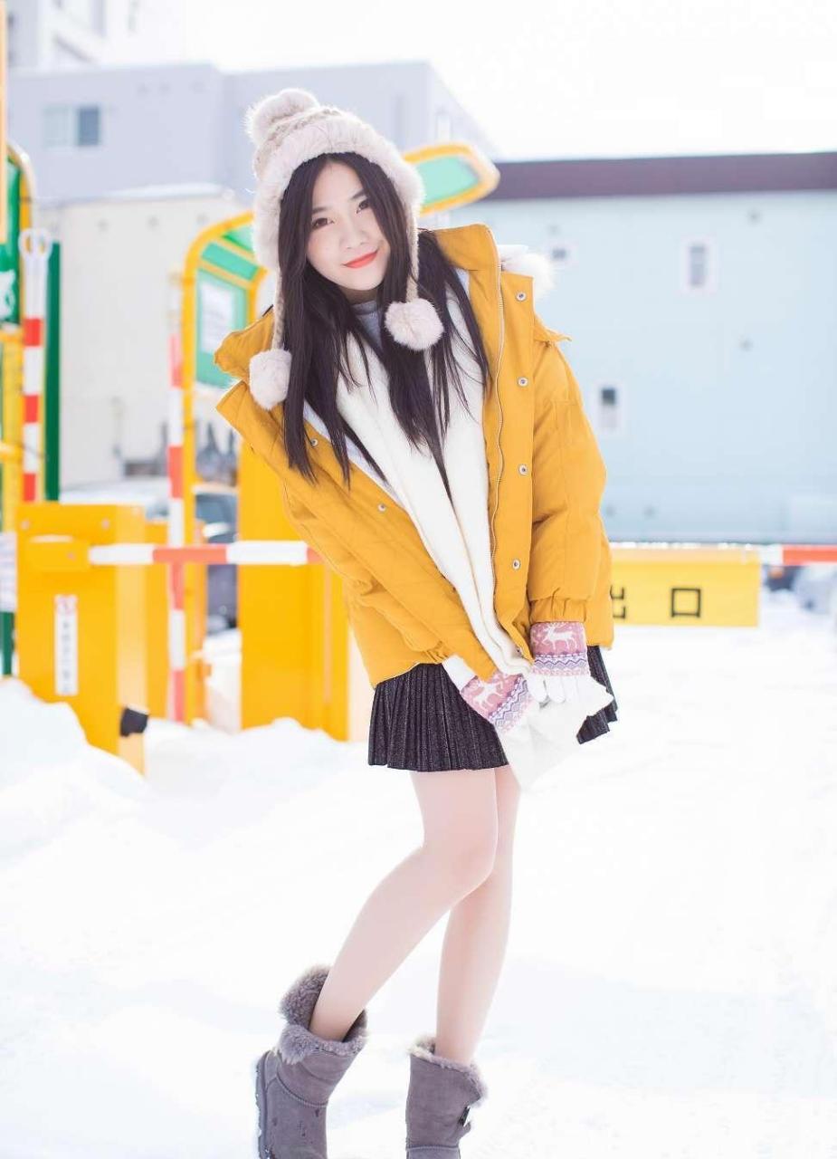 雪地里穿短裙的小姐姐,真的是美丽冻人