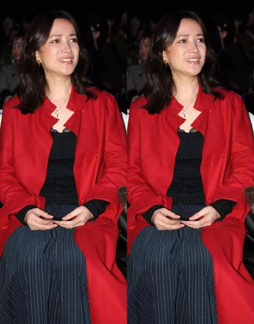 gif创作人# 何晴真气派,身穿枚色套装走红毯,长发披肩好温婉,笑起来