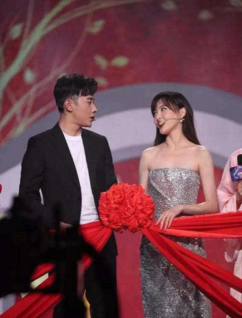 [委屈] [火焰] 当时,唐嫣和罗晋确定了两人的恋爱关系,罗晋带着唐嫣去