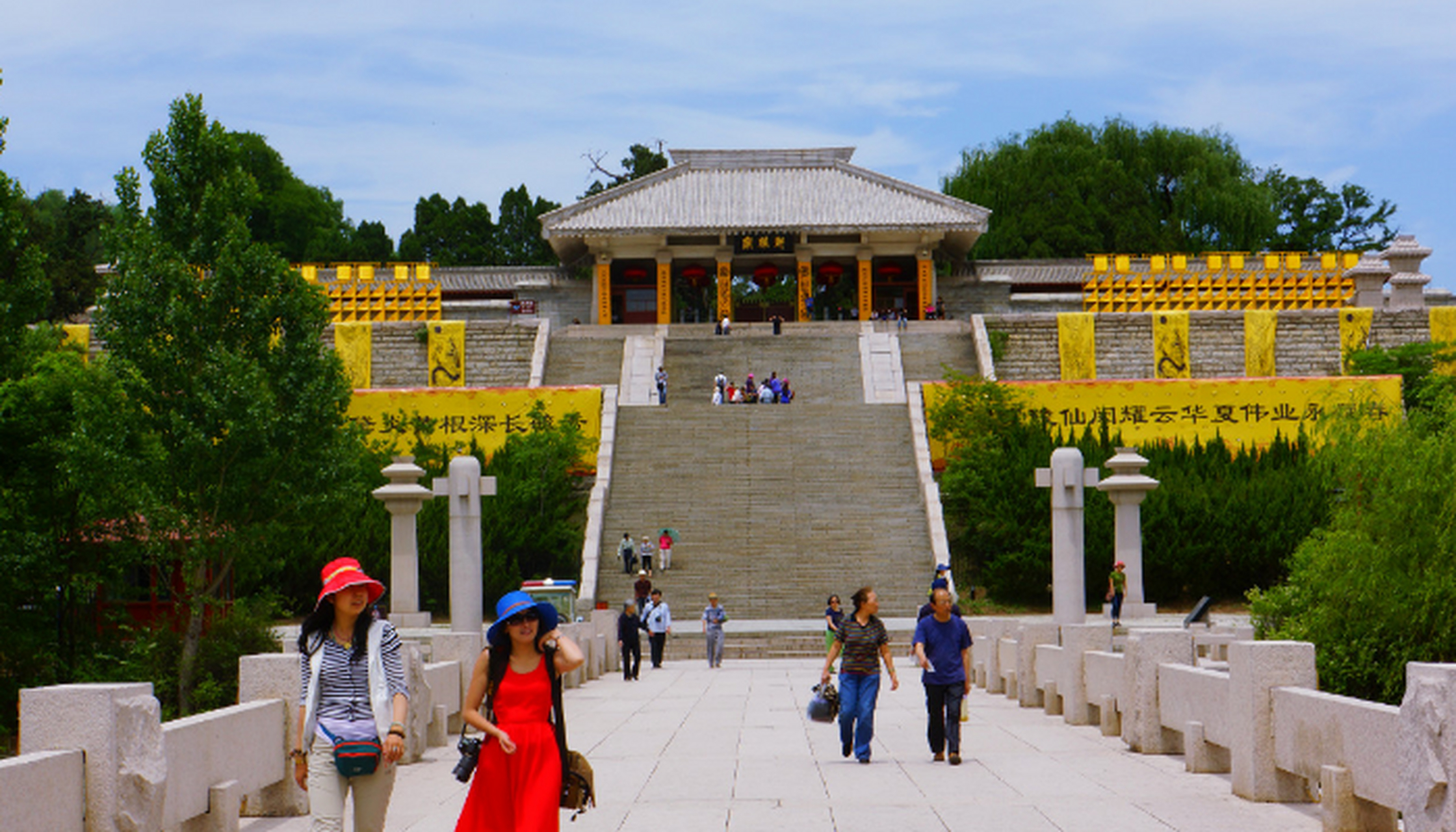 黄帝陵:是中华民族始祖轩辕黄帝的陵寝,位于陕西省黄陵县城北1公里处