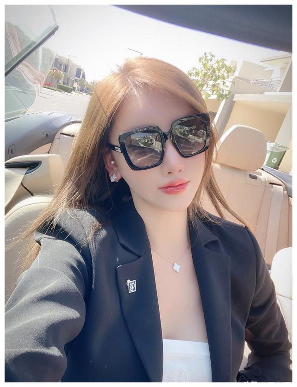 网红美女桓淼淼坐豪车旅游,很有气质啊