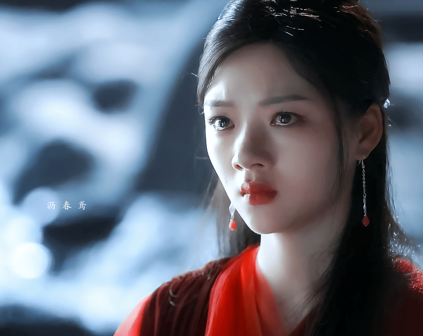 周也,任敏同款红衣落泪图,谁更共情入戏?