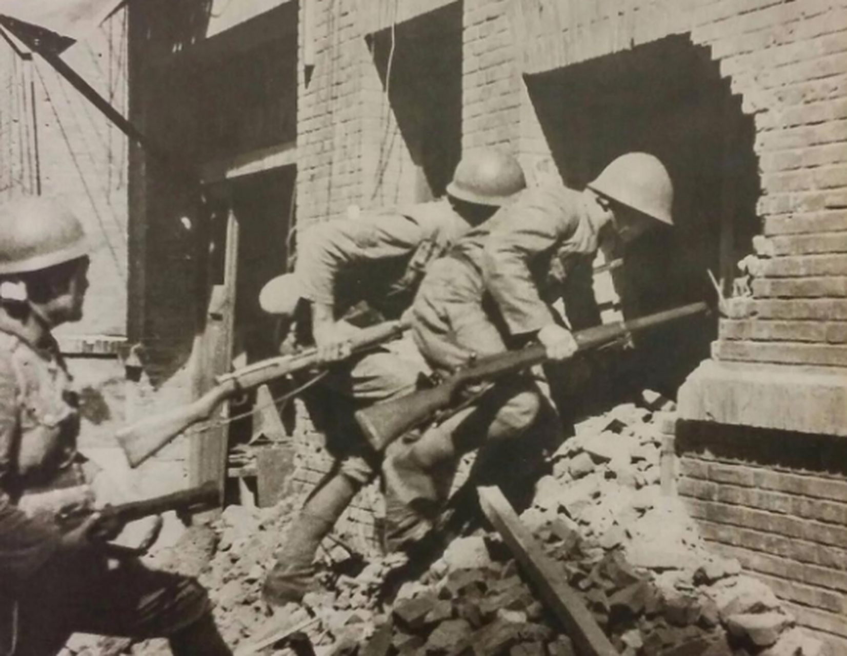 历史老照片:1937年淞沪会战上海市的激烈巷战,中国军队就是厉害
