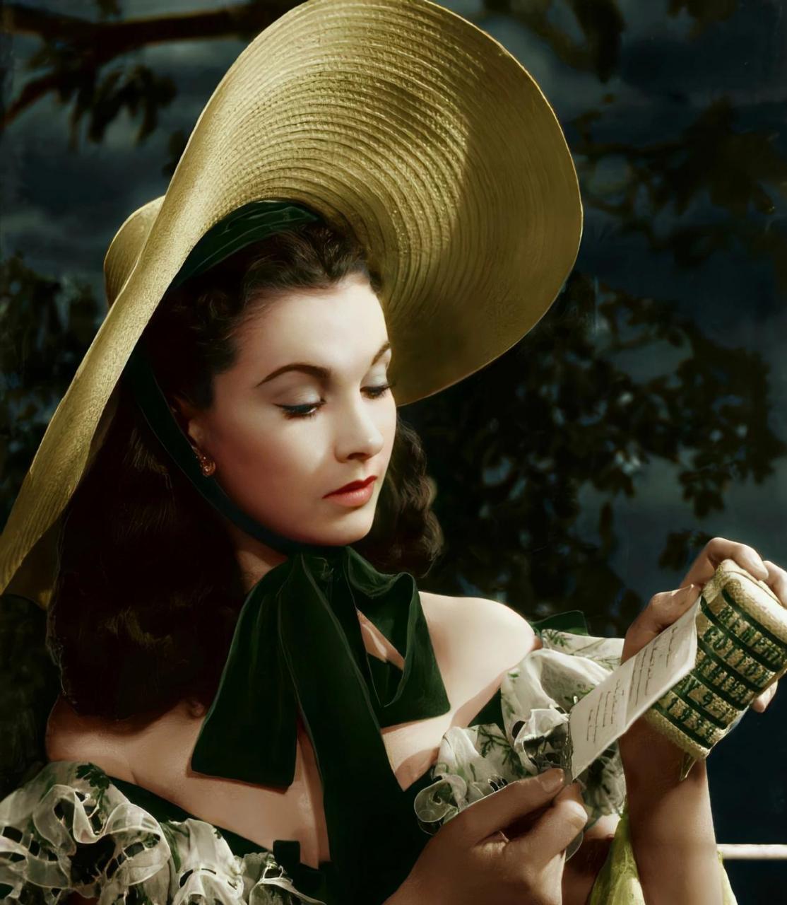 猫系美人费雯丽:演技与美貌并存的乱世佳人,年轻时风华绝代!