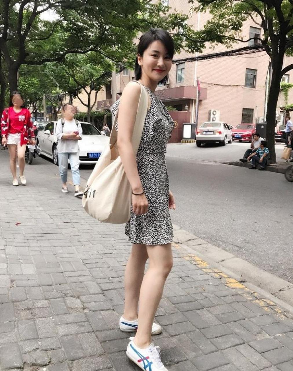 沪上美女主播杨乐穿200元的裙子出街 真的超美好仙