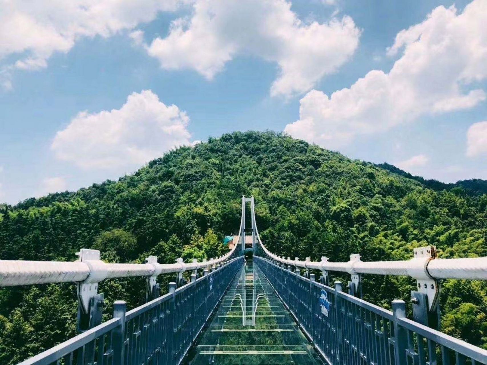 石燕湖最有名的当属它的玻璃系项目,比如高空玻璃桥.