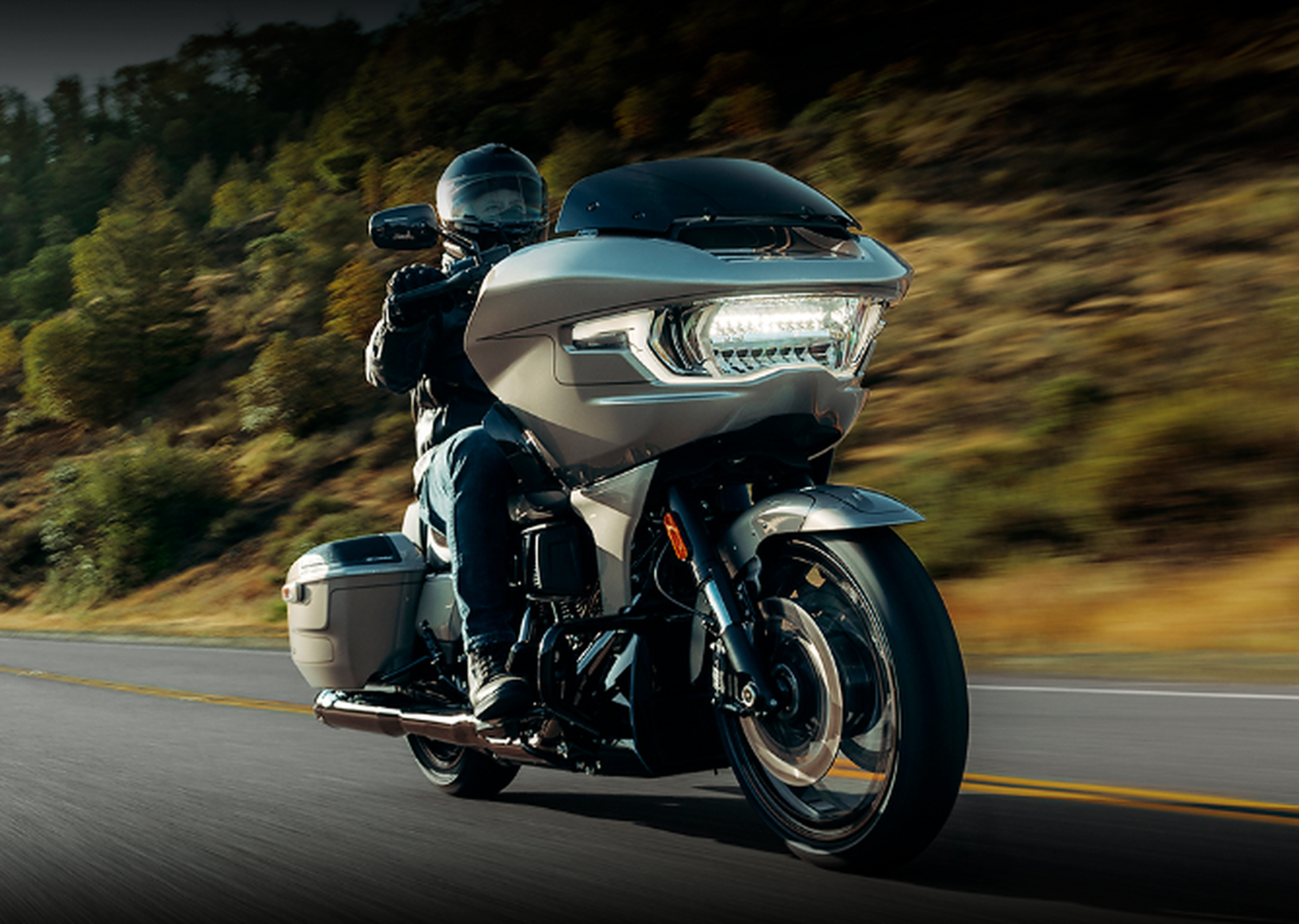 哈雷2023年款的两款大滑翔cvo road glide和cvo street glide在新的