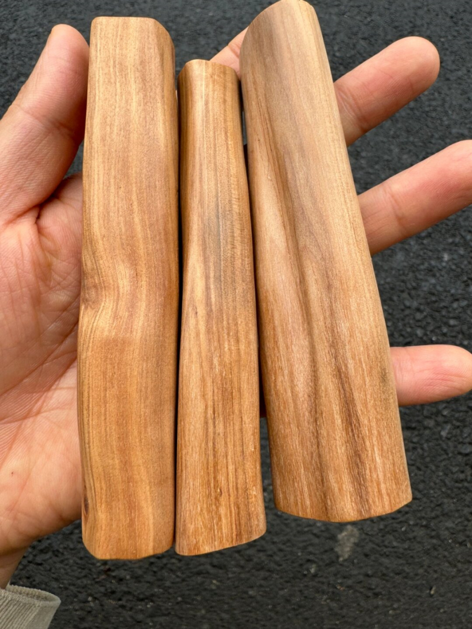 老山檀黑肉原料,这香味  这三根原料来自正区的印度迈索尔老山檀香