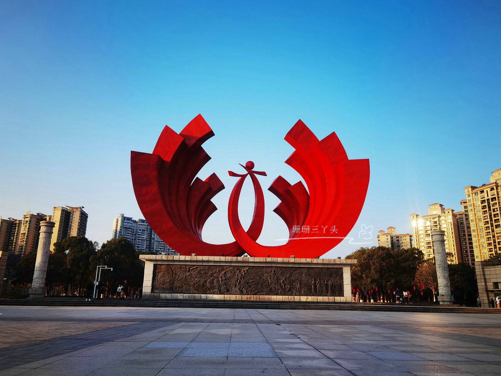 珊珊三丫头在清远游玩,在清远的凤城文化广场,遇见一座非常巨大的雕塑