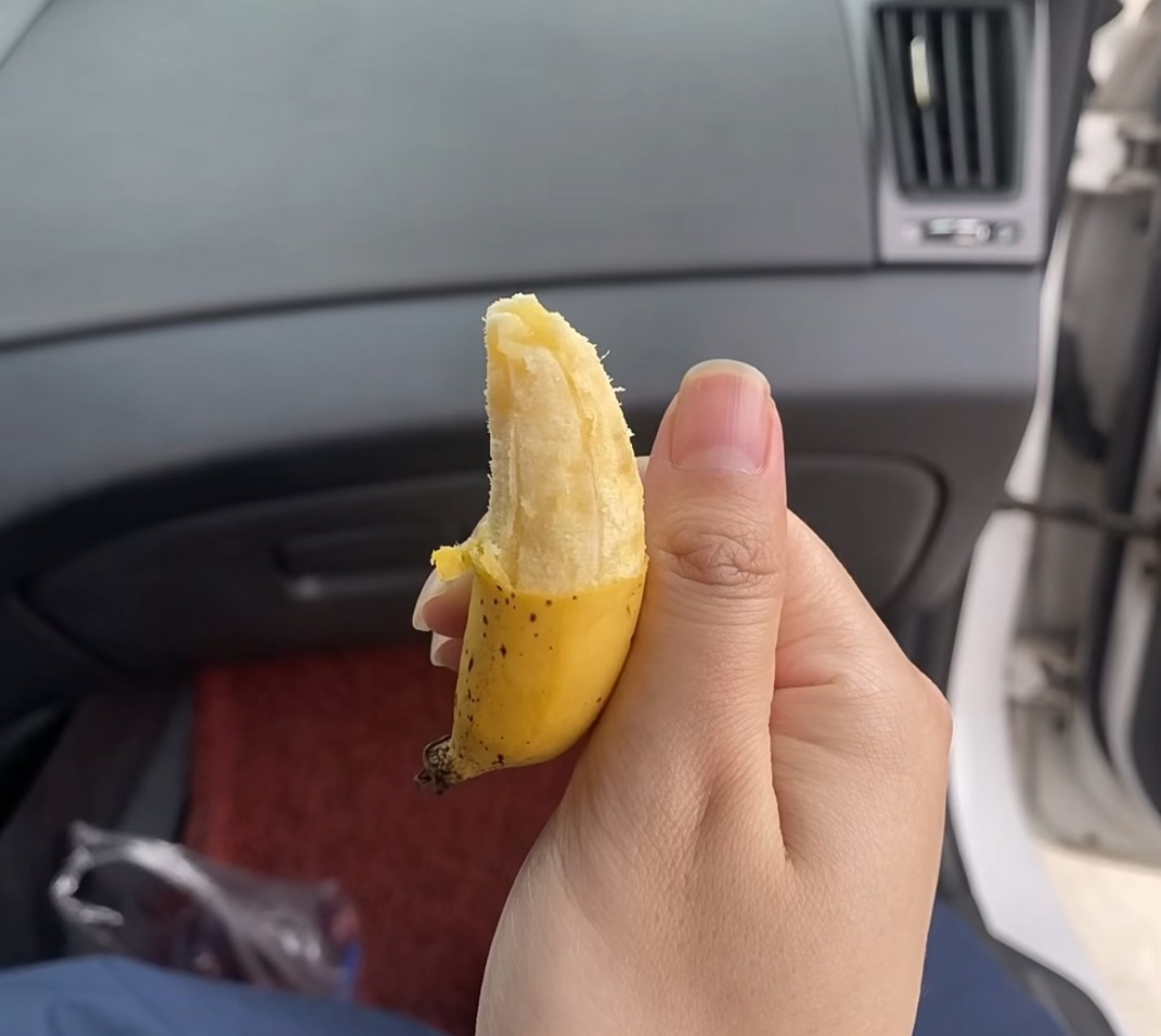 网友:广东特产?拇指香蕉!