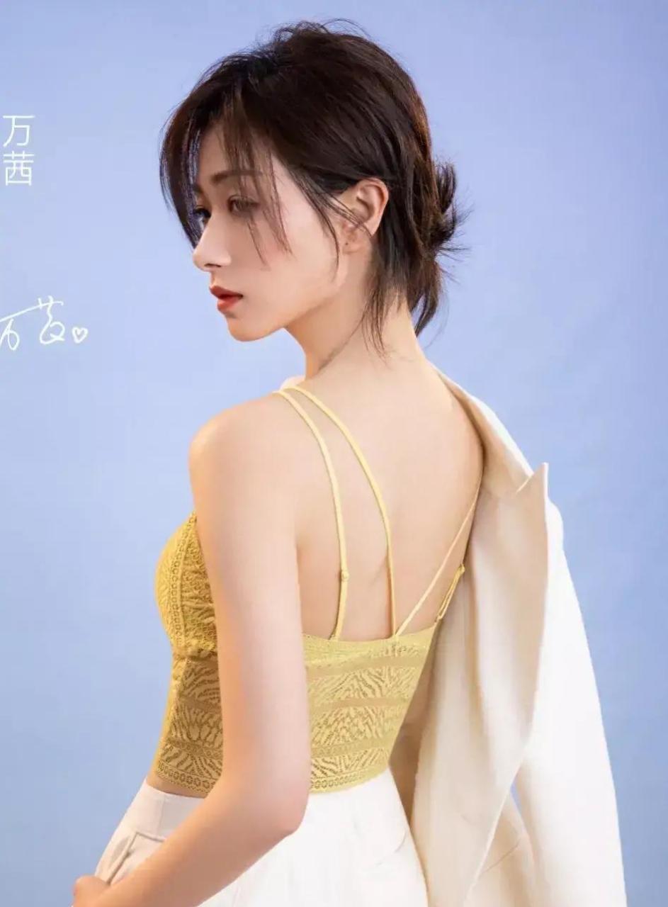 万茜代言内衣广告,特别的迷人,特别好看,不愧是娱乐圈一下女明星.