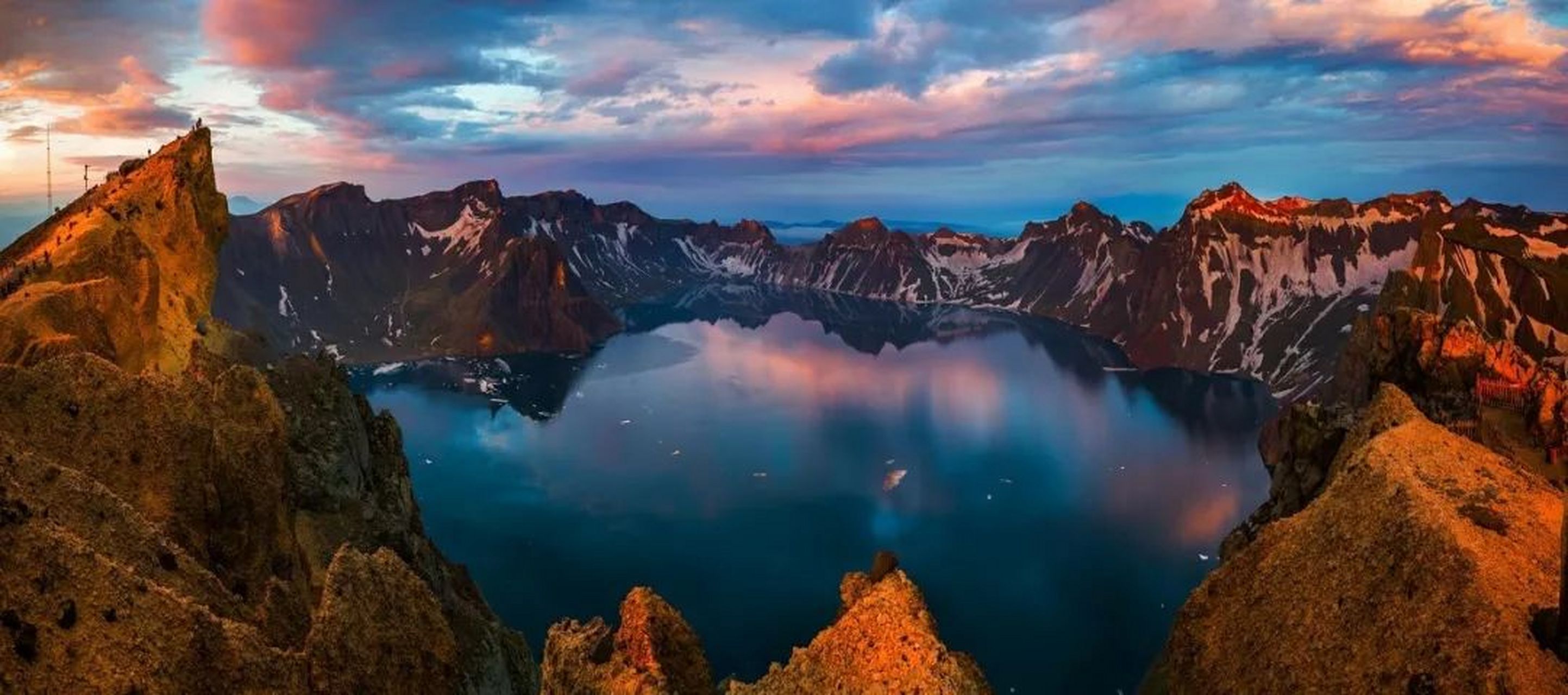 最美是秋天# 天池 长白山天池是一座死火山,天池的水大多是雨水,日积