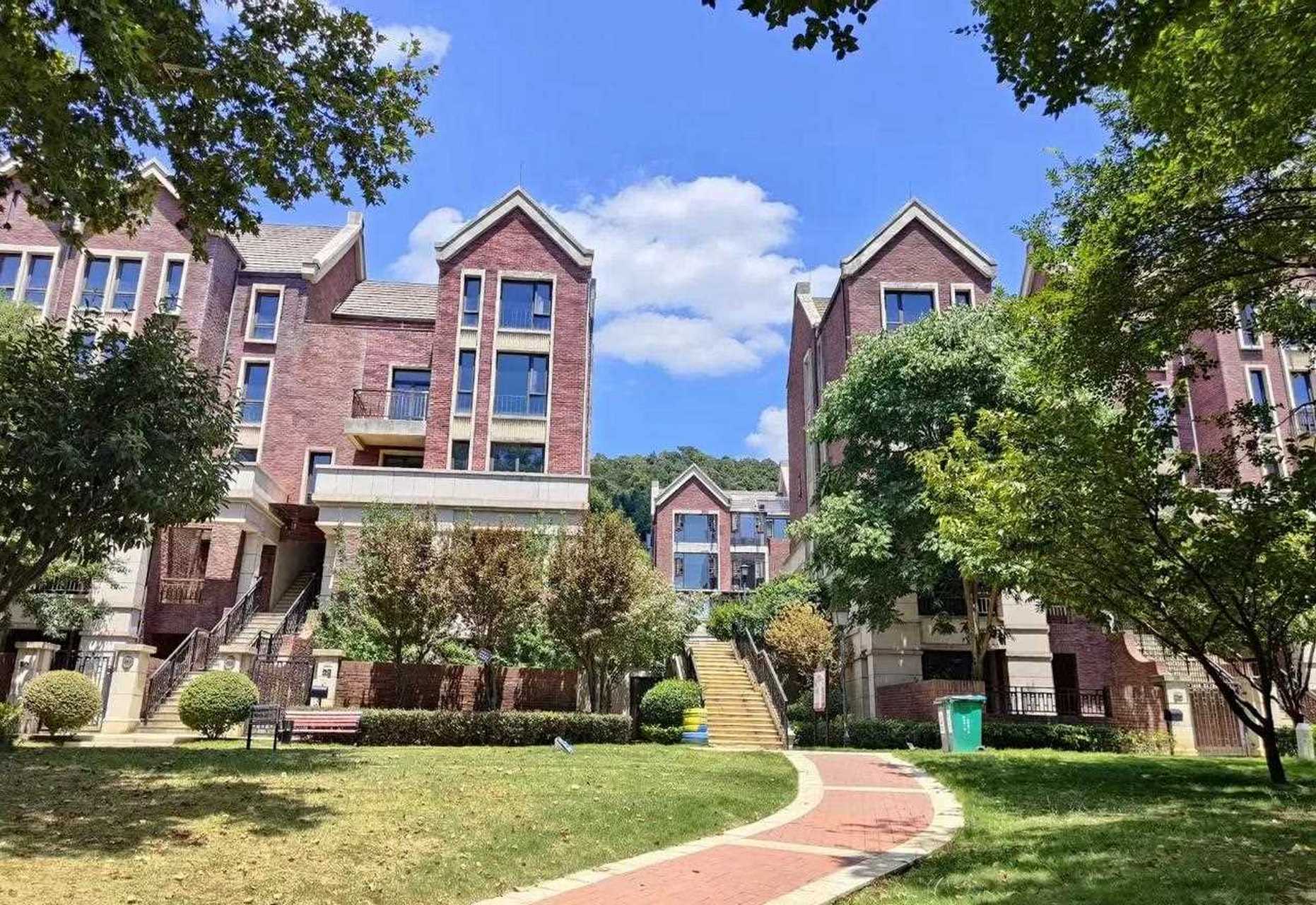 武汉楼市评测:光谷东的山景别墅小区,驿山高尔夫项目.