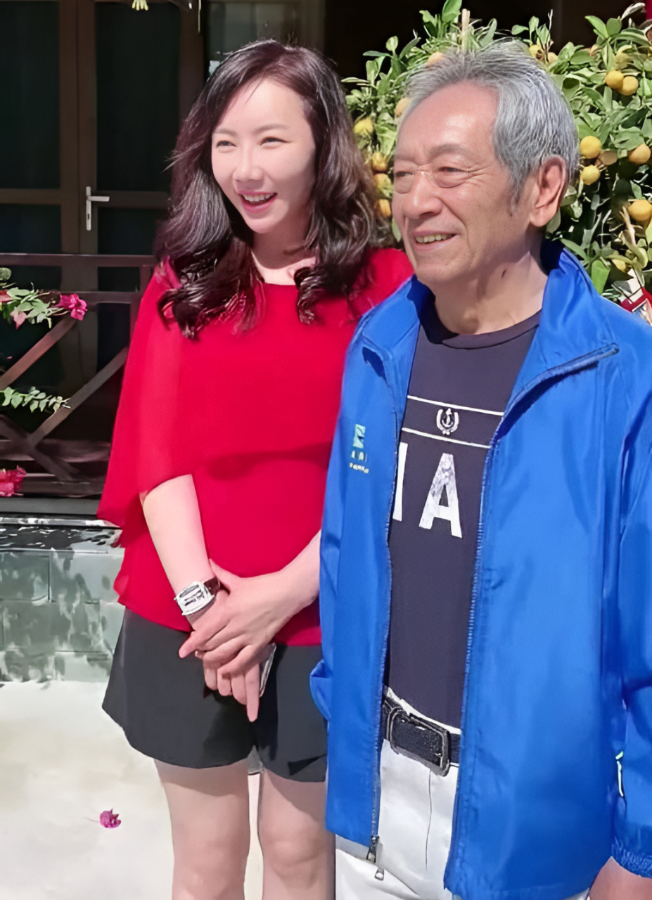 "看着漂亮的饶芯语,王奎荣欣然接受!