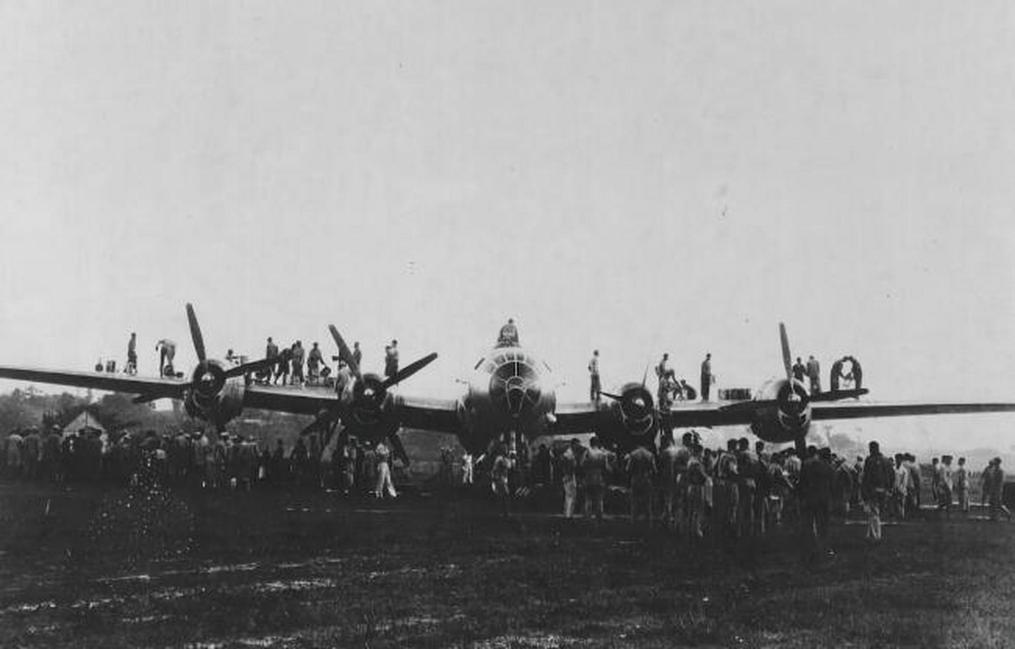 1944年,成都新津機場的b-29轟炸機起飛轟炸日本鋼鐵廠前,中國人帶著