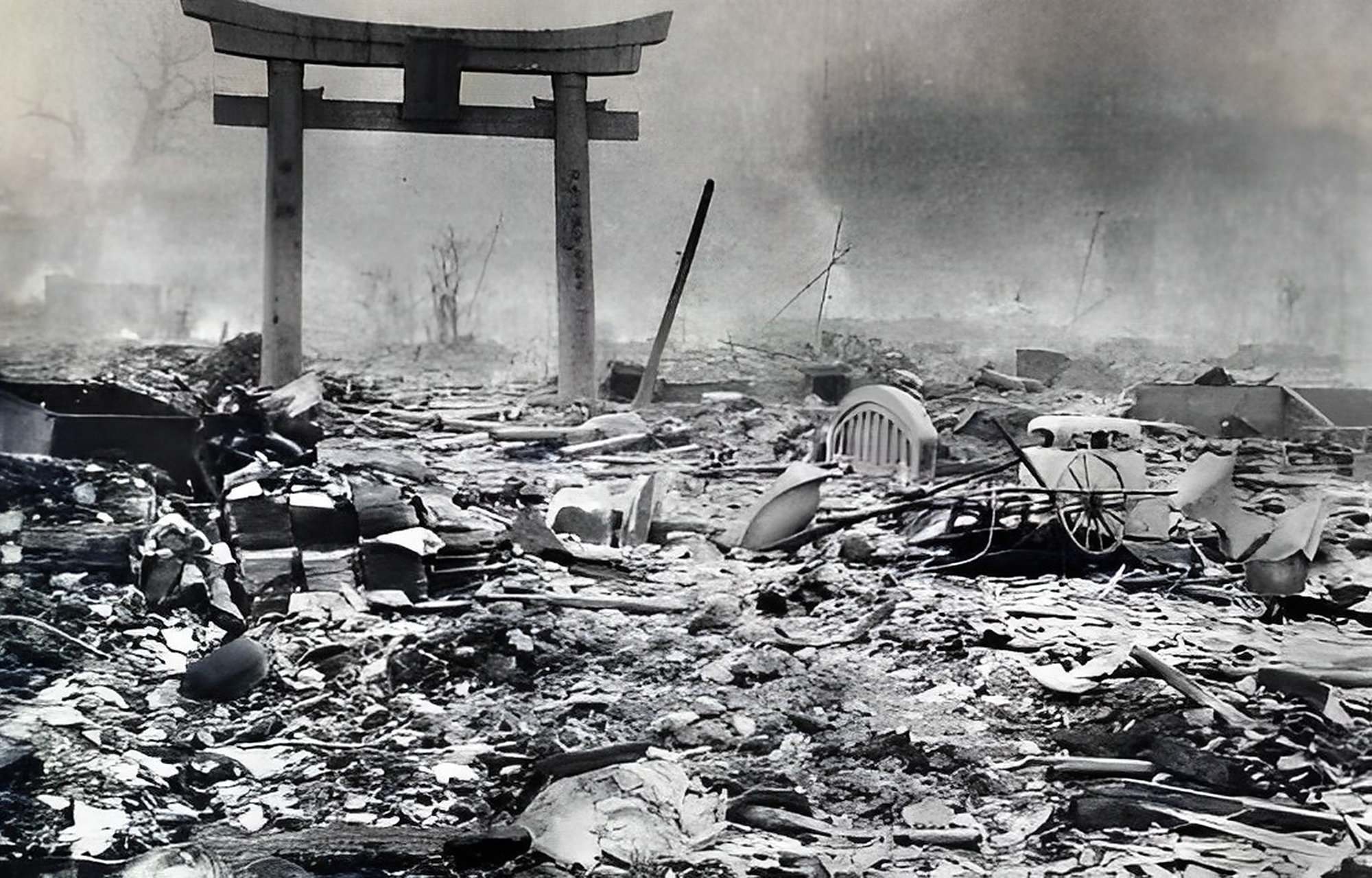 1945年在日本拍到一张恐怖照片,原子弹投向广岛后,产生了巨大的高温