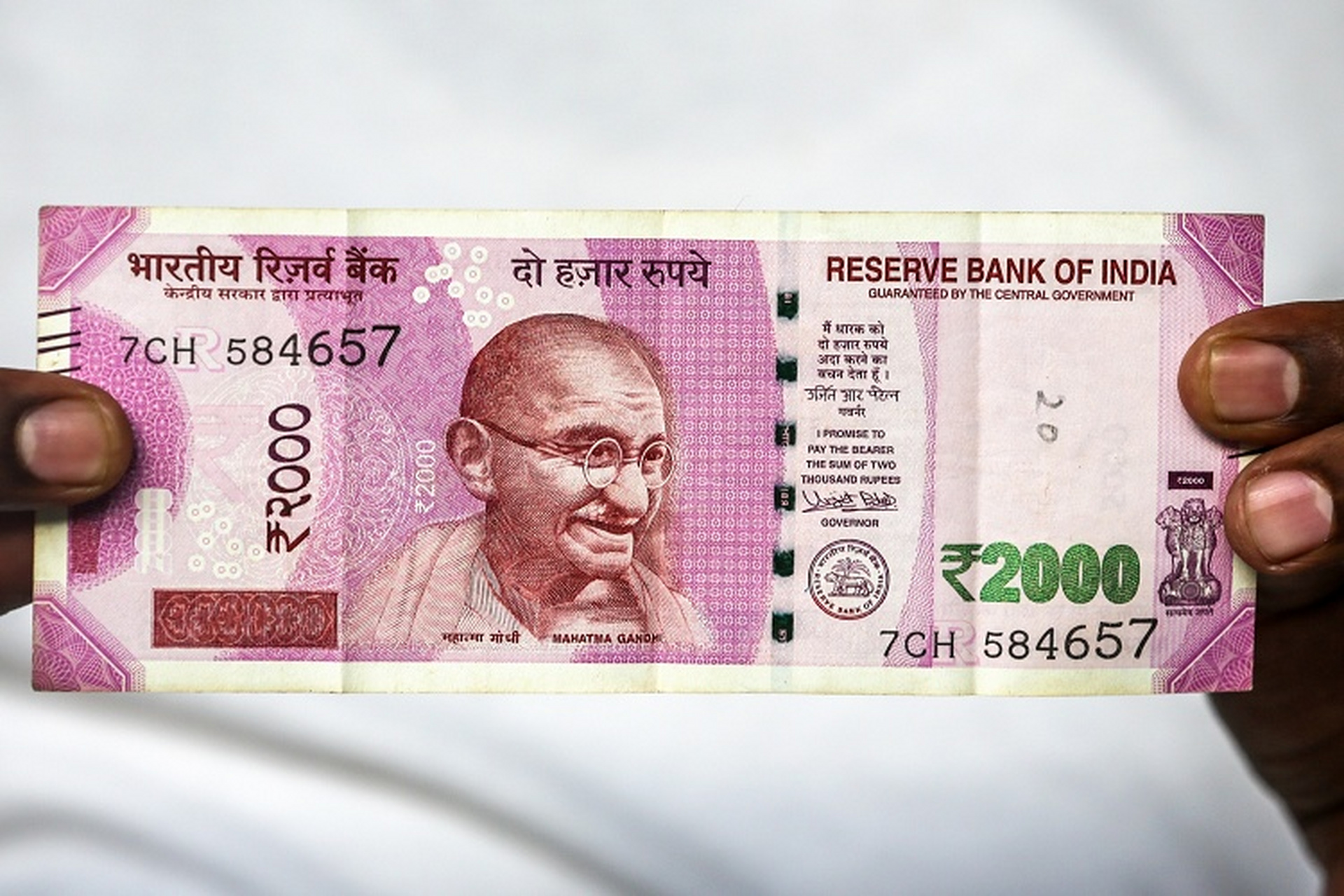 印度废除最大面额纸币  印度民众展示一张面额2000卢比(约折合24
