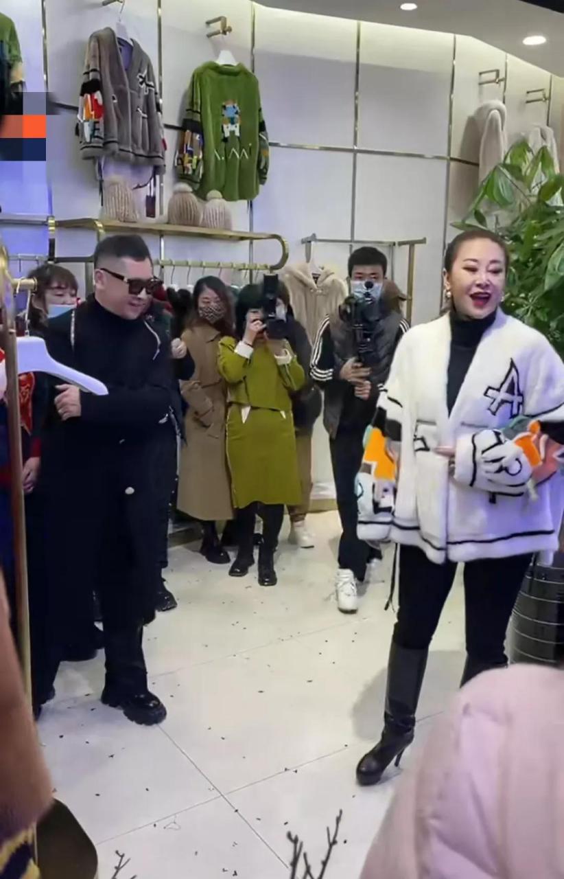姜鹏最近可牛逼了,领着新认识的美女主持人在哈尔滨到处乱