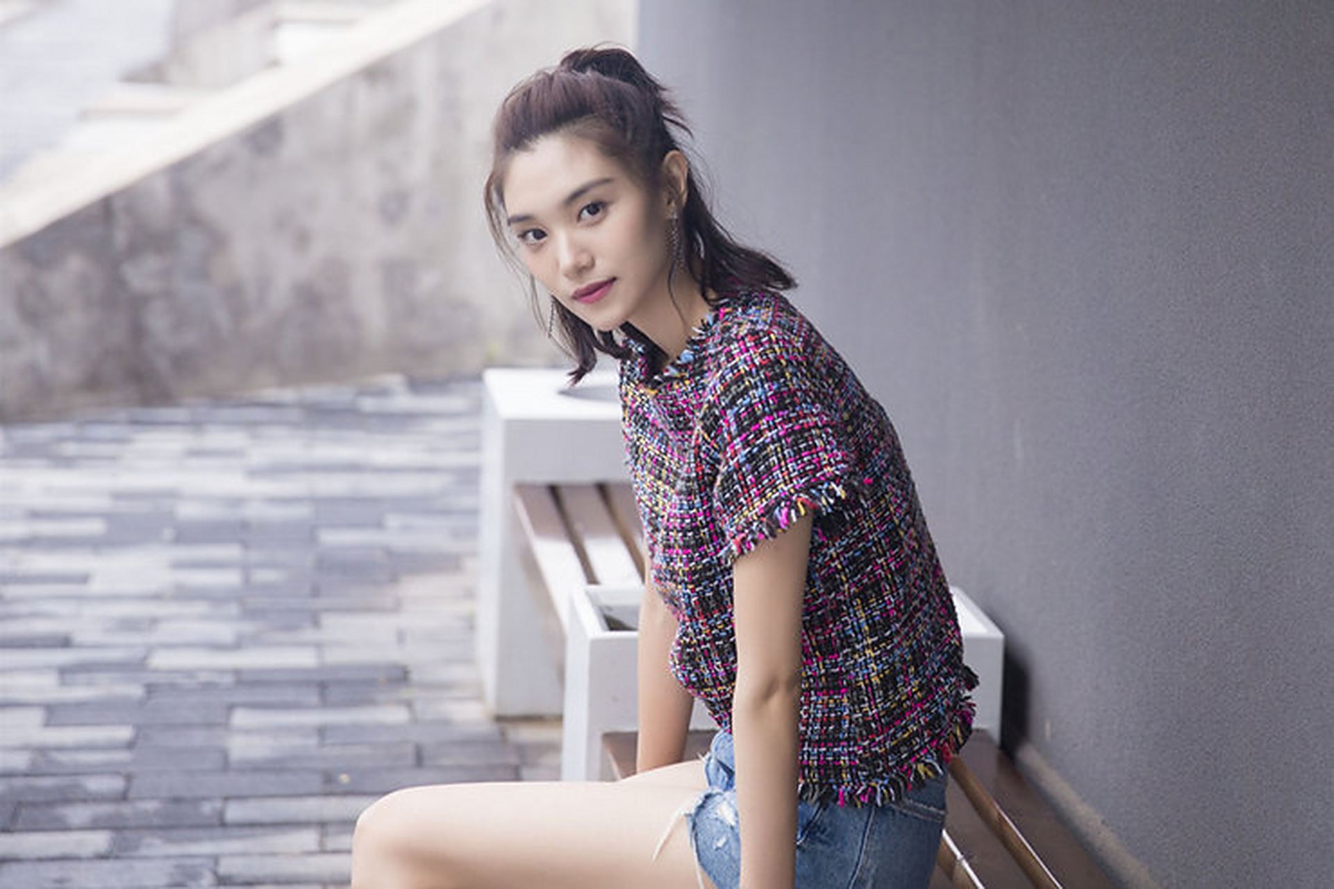 王嘉宁夏日写真曝光,尽显清爽干练#王嘉宁