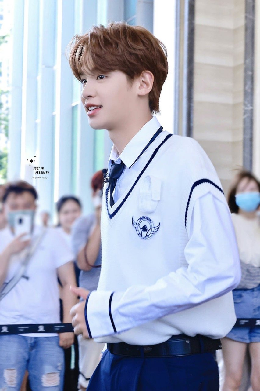 黄明昊的一组综艺路透照曝光,照片中黄明昊身穿一件白色衬衫外搭针织