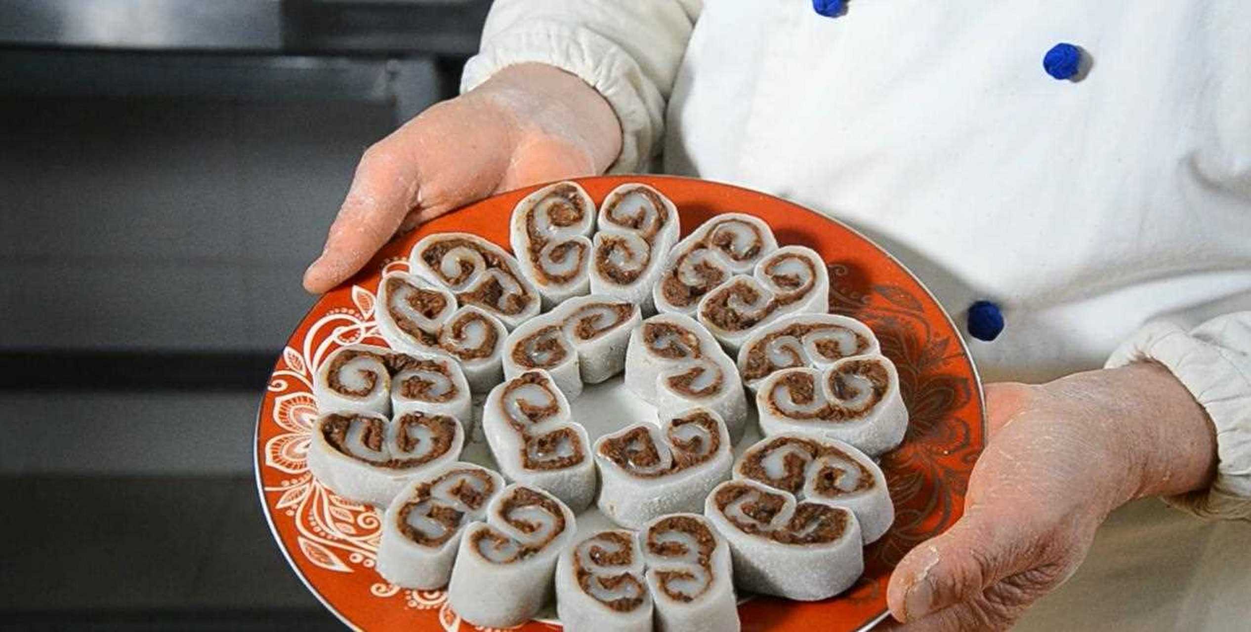 面点大师用糯米做了三种面点,分别是驴打滚,多彩凉糕,如意卷,今天更新
