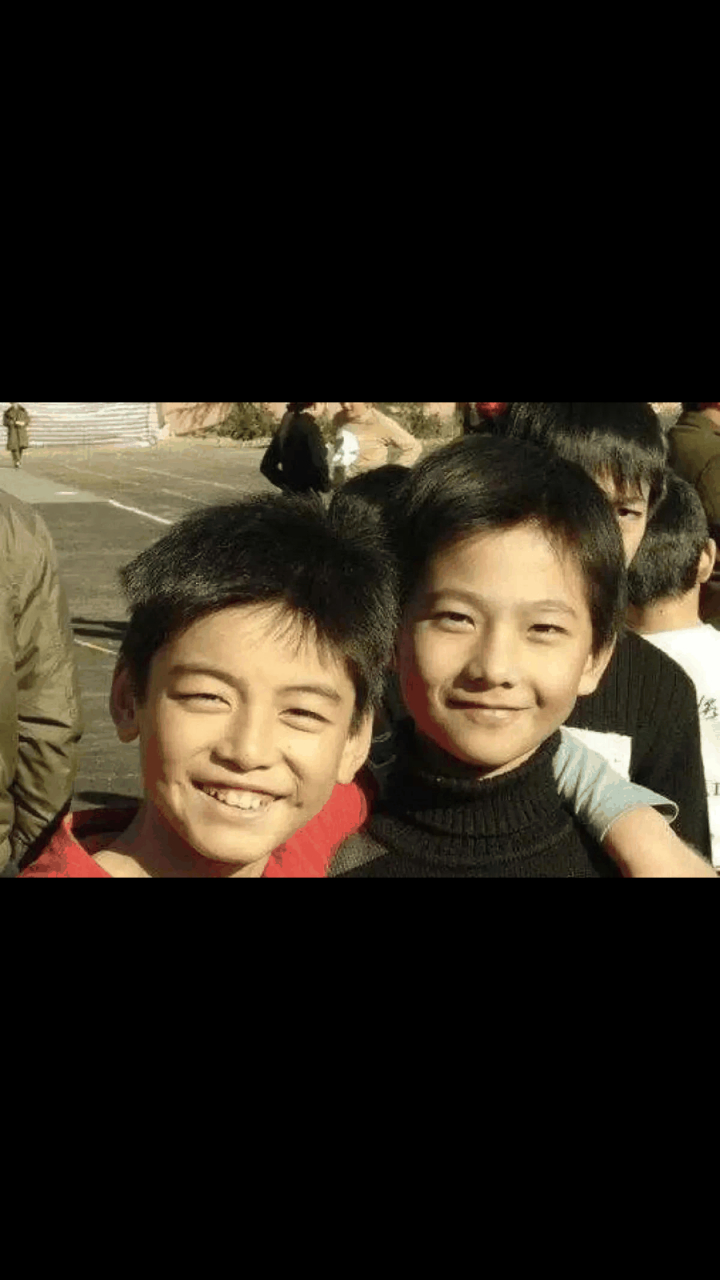 杨洋的同学刘迦,三公尝试摇滚唱跳,粗犷卷发搭配深色眼影,对着镜头边