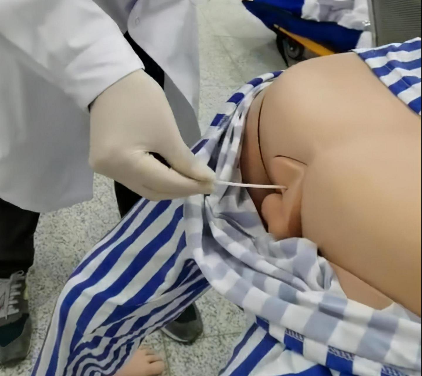 医生用塑料模特演示采集肛拭子走红网络,网友:清晰明了不再恐惧