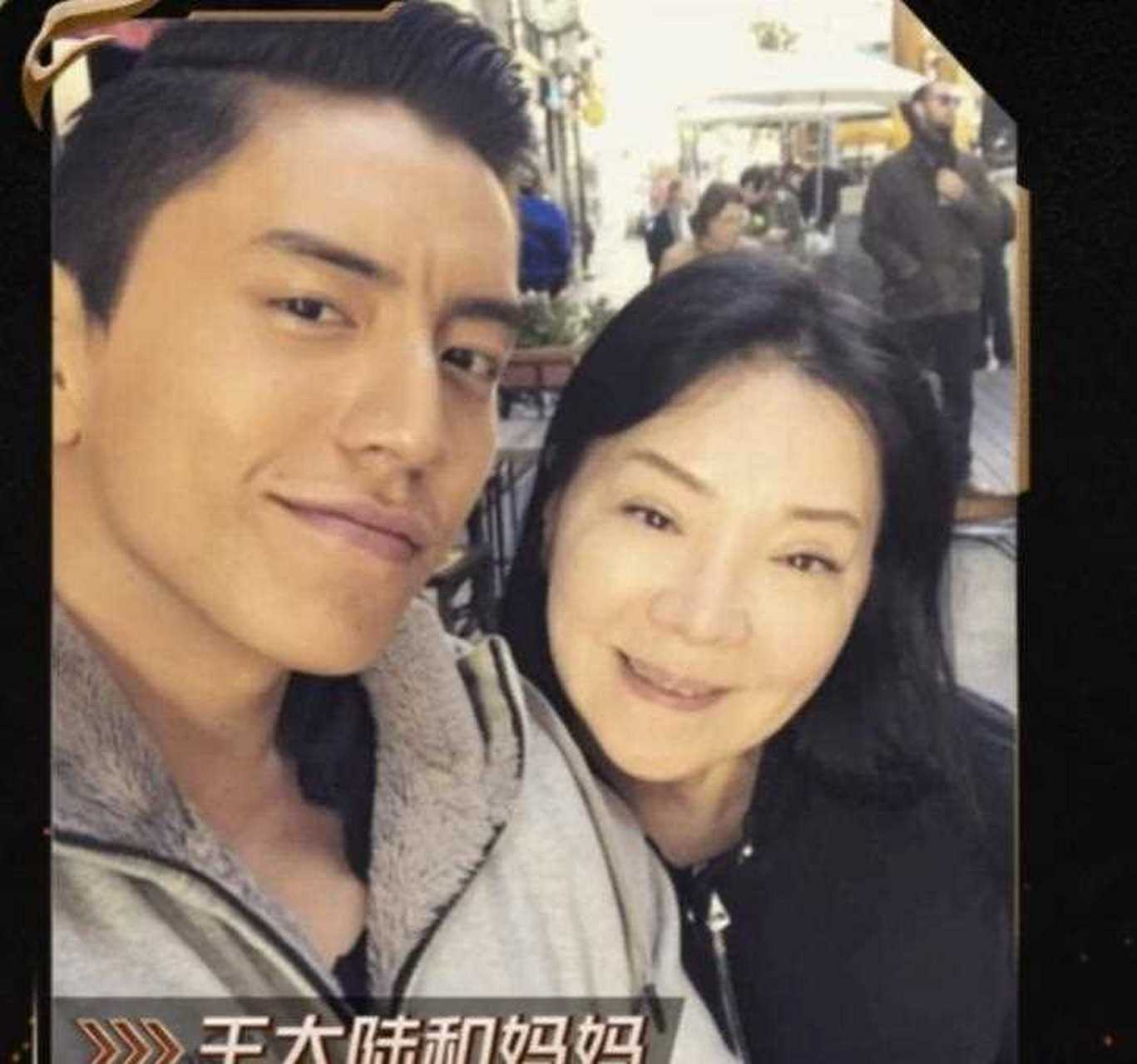 "[顶] 王大陆在采访时说起了,他和妈妈的一些经历,让我不禁为之动容.