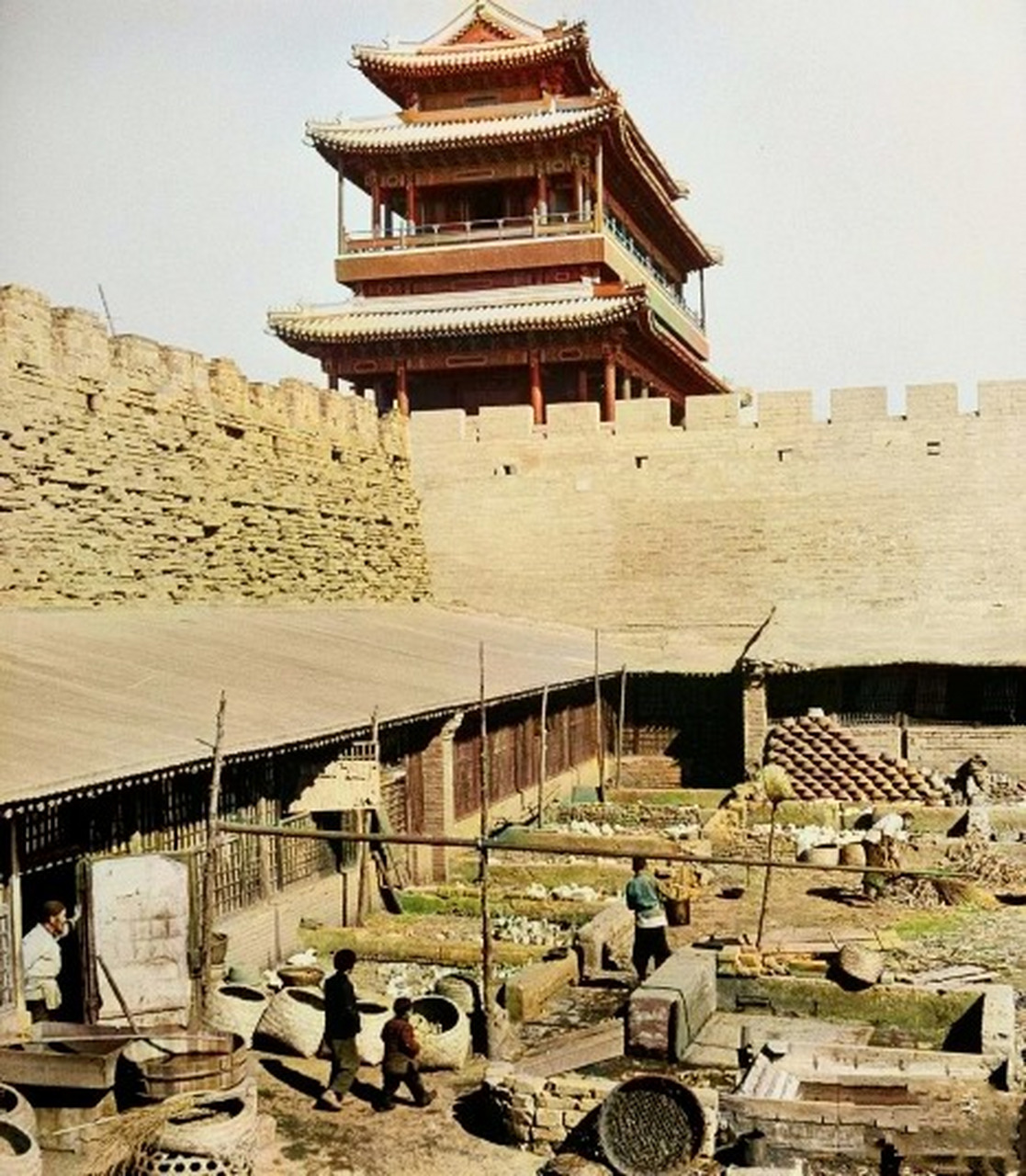 历史老照片#  旧社会经常可以看到,城墙内外盖了不少房子,这种房子有