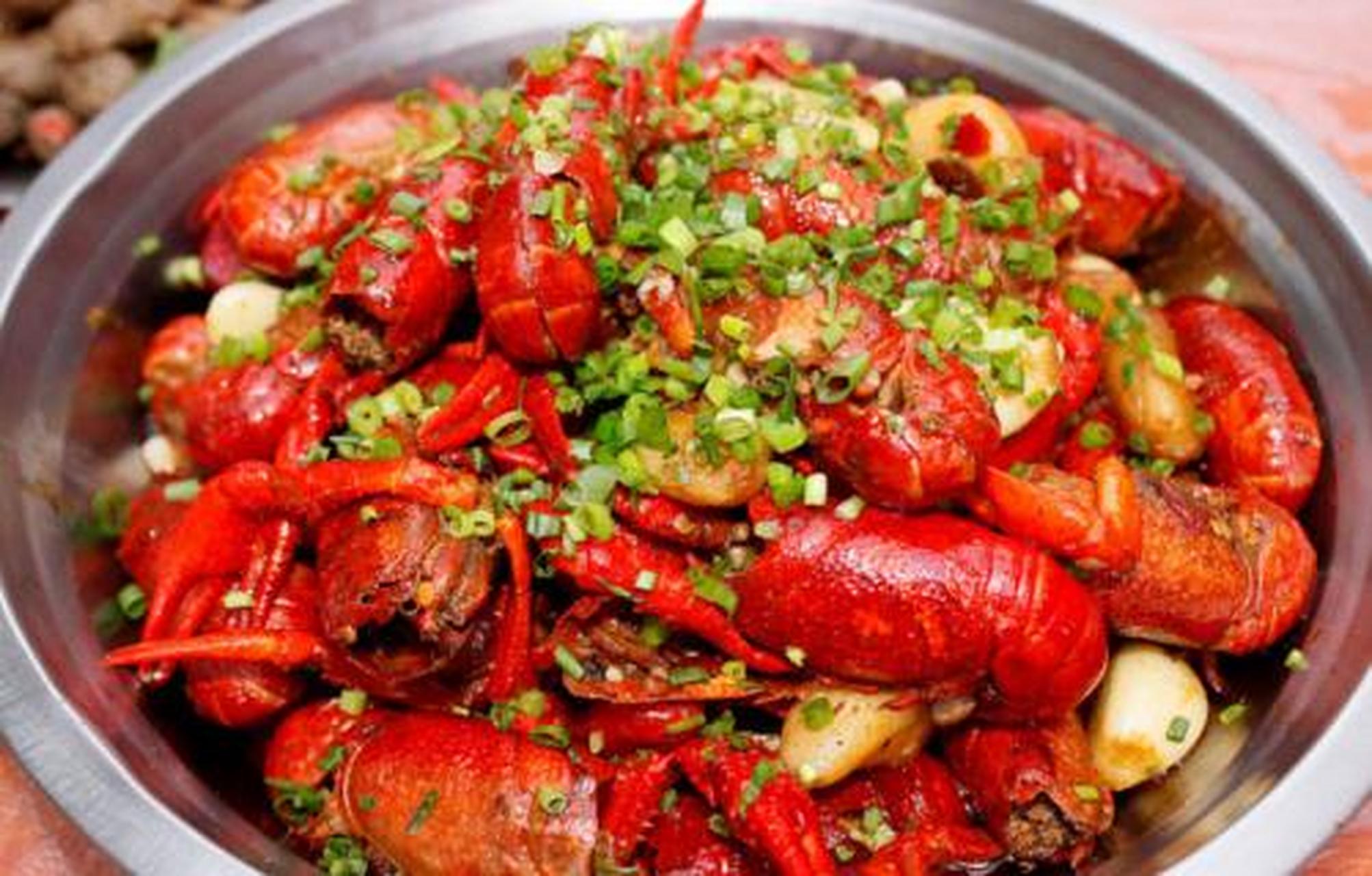 湖北的油焖大虾,选用清水小龙虾,个大肉丰,以五七油焖大虾的烹调方法