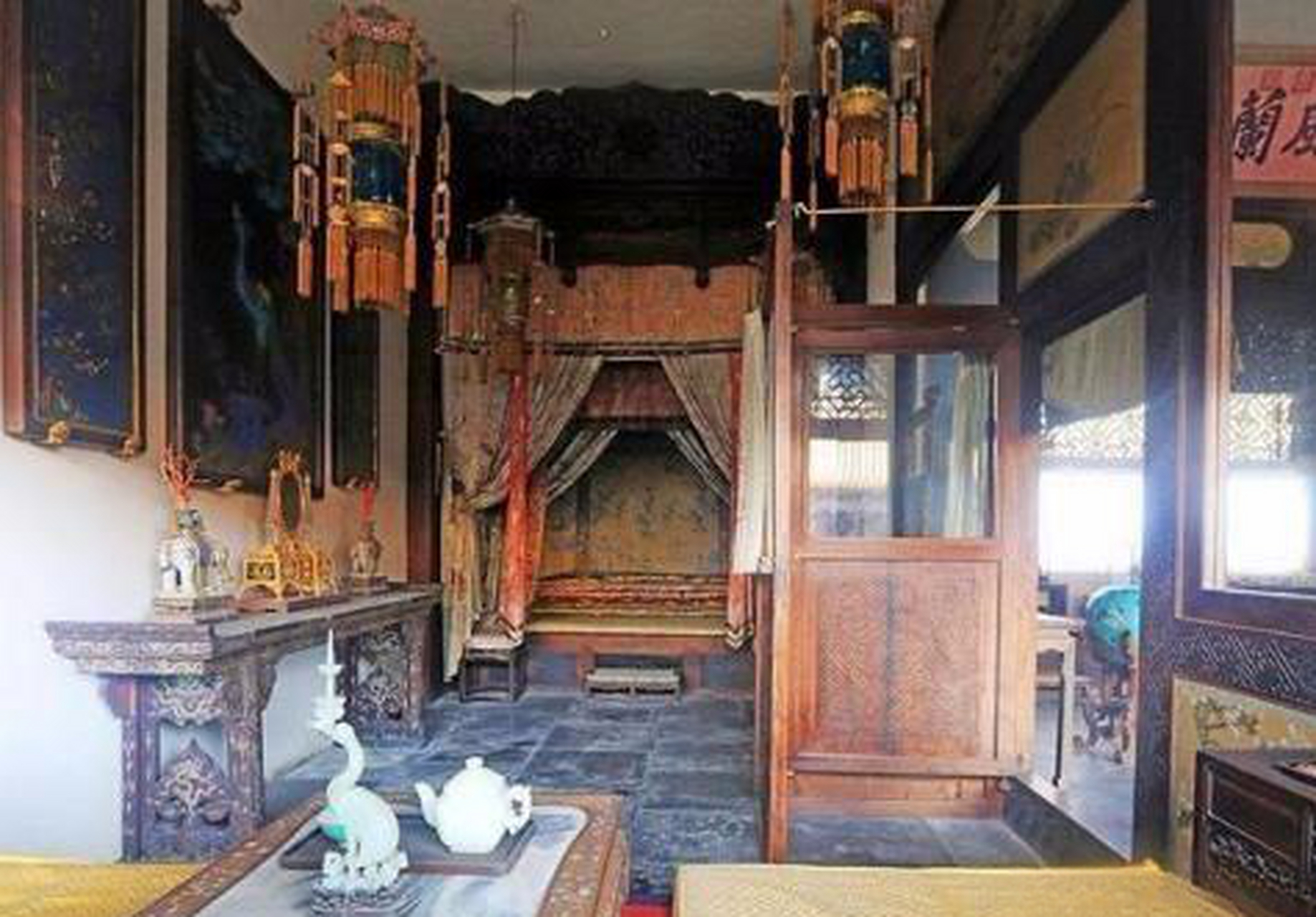 谁能想到,这竟然是慈禧太后的寝宫,局促又局促,真是触目惊心!