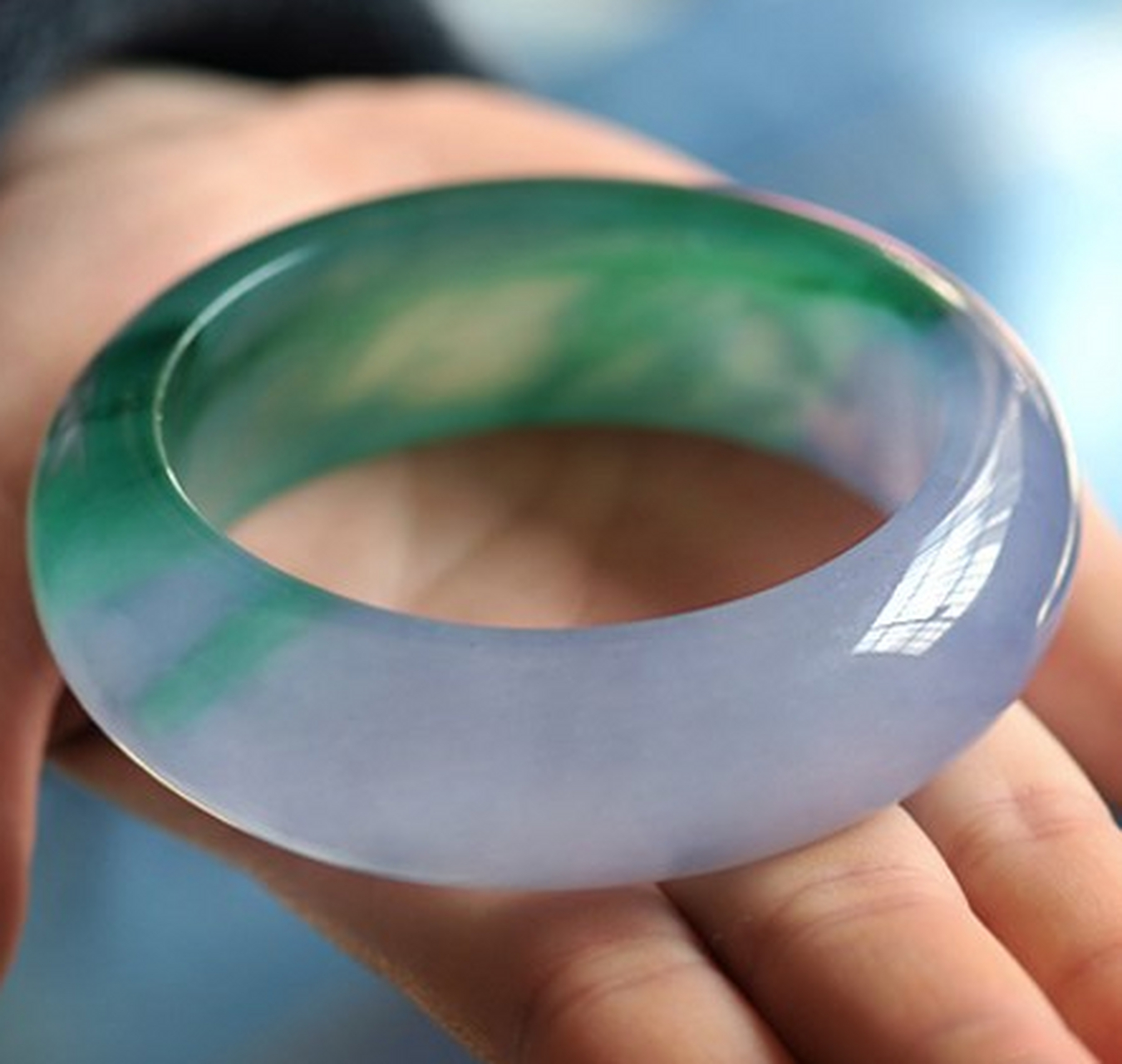 38女神节##点击头像看直播# #翡翠手镯#b货翡翠:颜色呆板,结构疏松