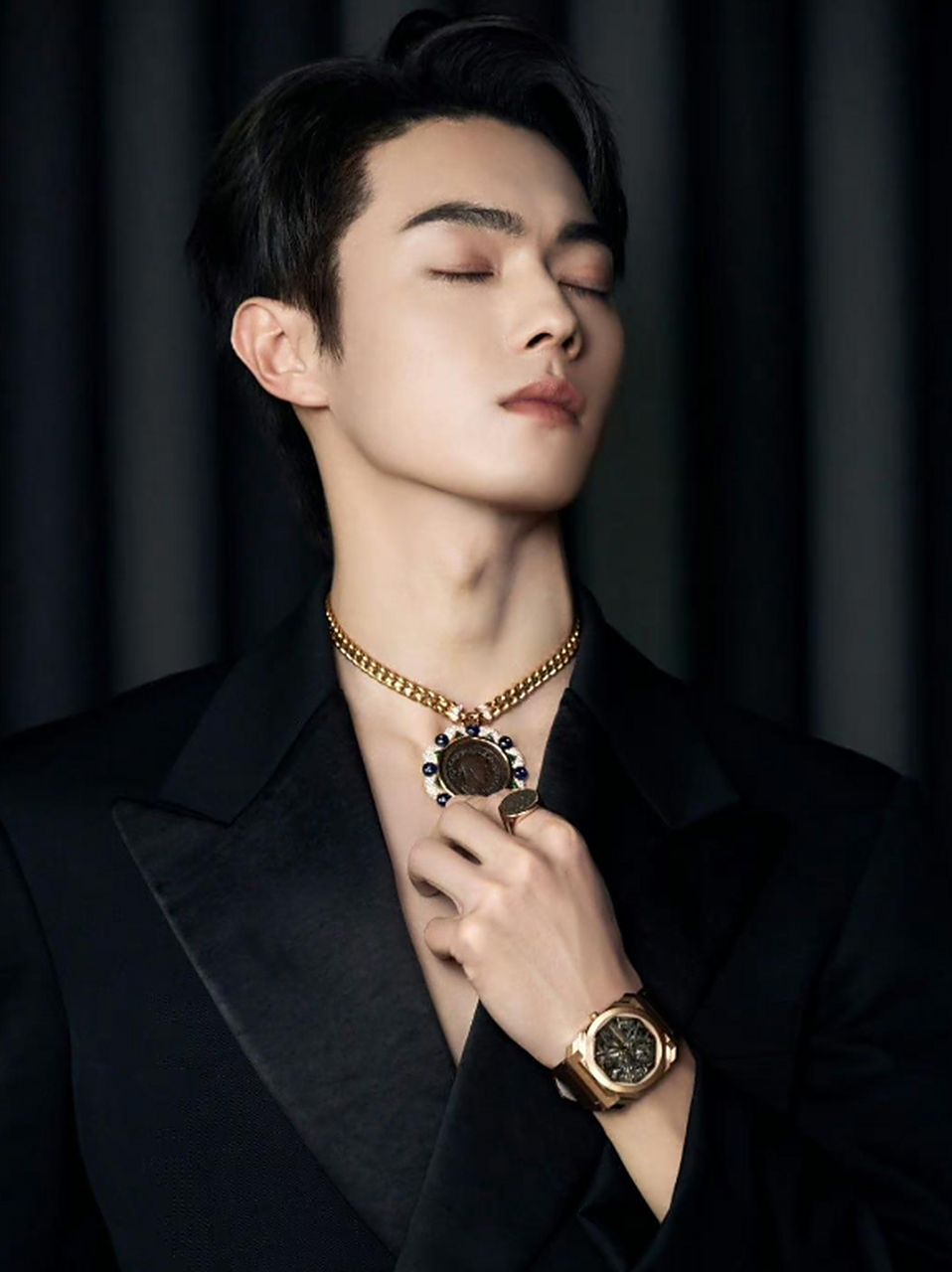 许凯深v低胸西装