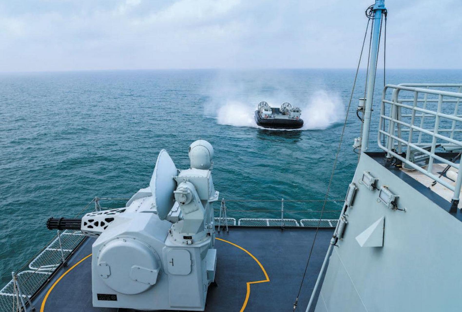 海南舰与726气垫艇合练