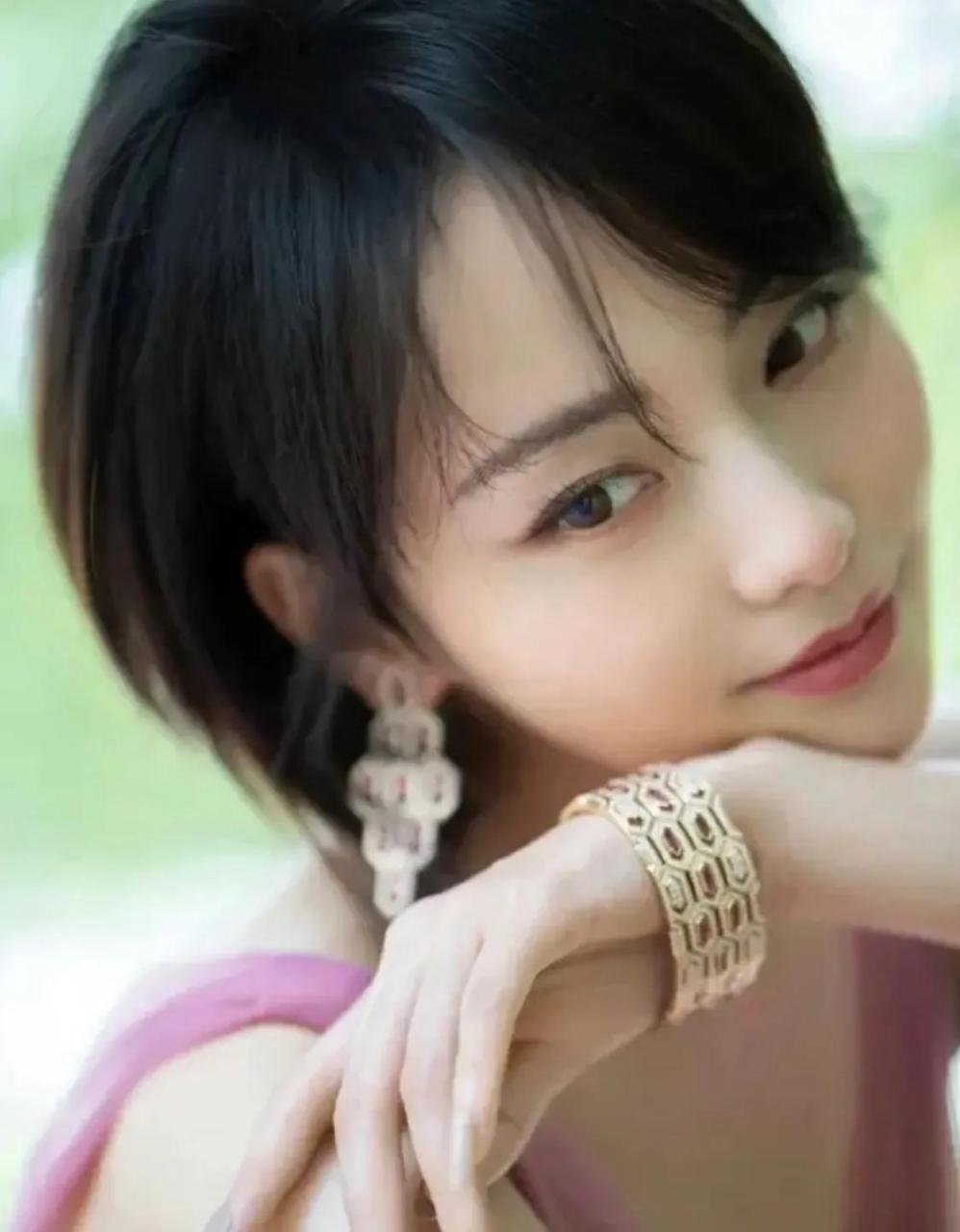 张嘉倪短发难掩小女生姿态,粉裙秒变冷白皮