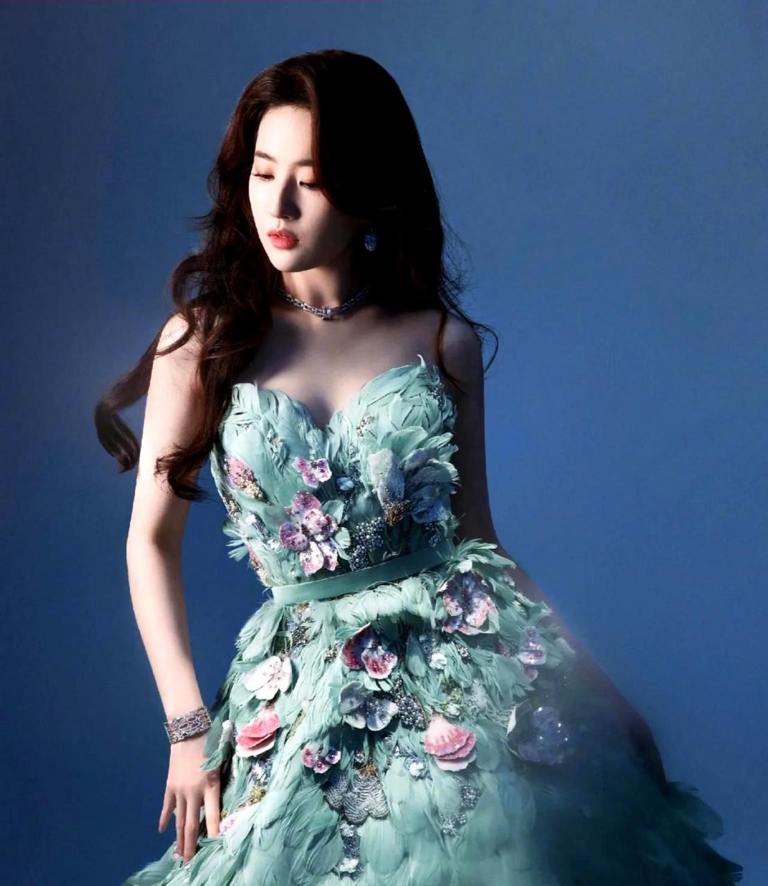 刘亦菲在微博之夜的造型真是美得惊艳.