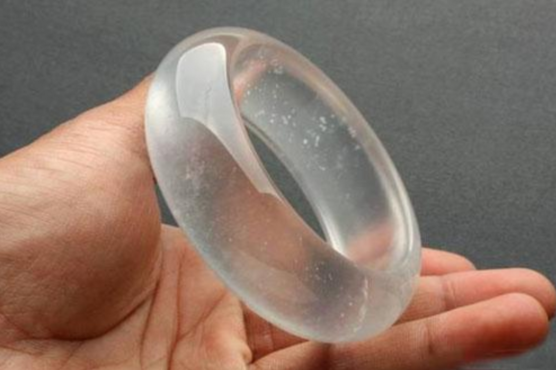 动态创作者扶持计划 冰种翡翠的晶体颗粒略微比玻璃种翡翠的粗一些