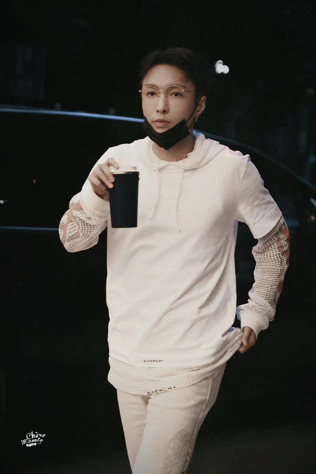 张艺兴夏日白色系清爽简约穿搭分享来咯 张艺兴出发到达机场私服,一身