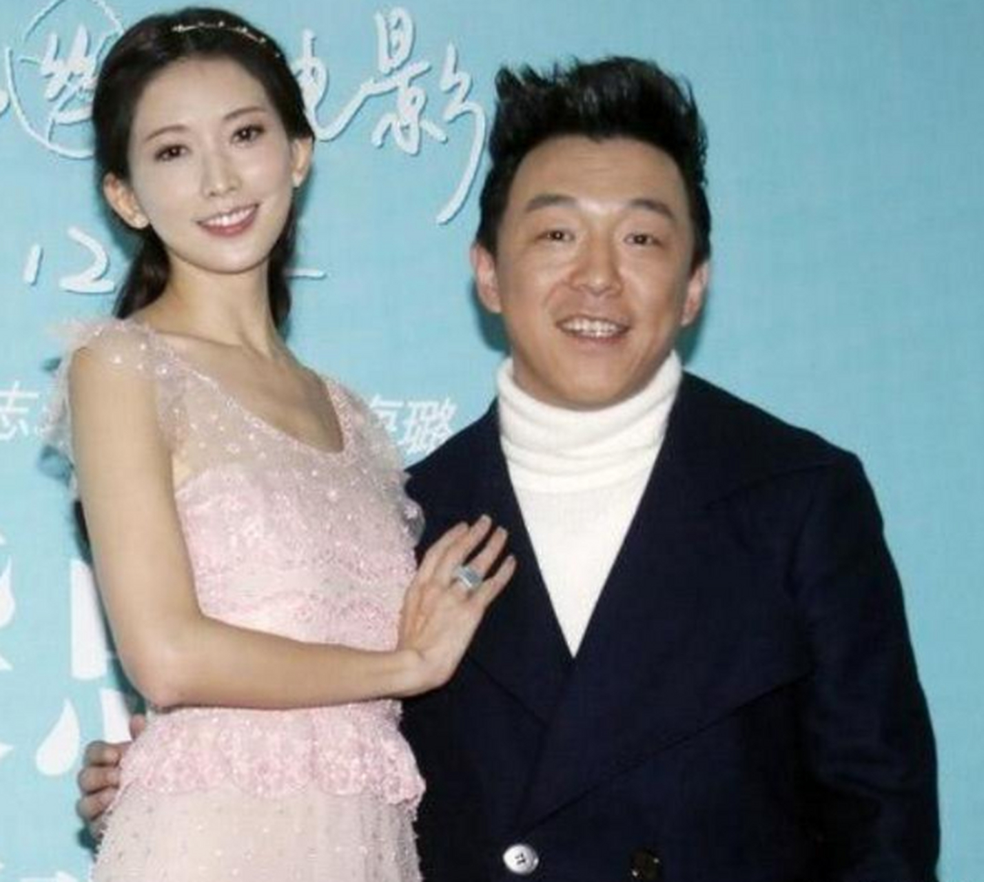 有一次宣传电影,林志玲开玩笑地问黄渤:"你喜欢我身体哪个部位?