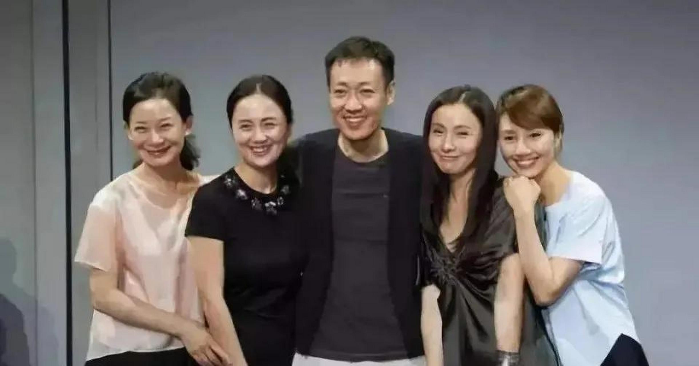 gif创作人 辛柏青,朱媛媛,袁泉,陶虹年轻时候的合影,袁泉居然是最嫩