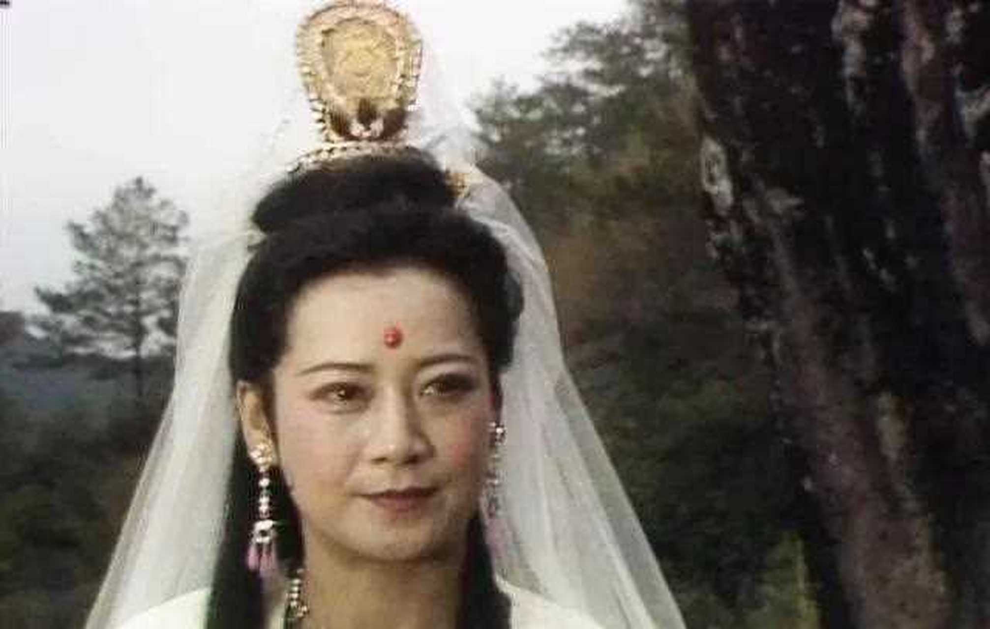 左大玢老师和我们心目中的观音一模一样,庄严圣洁,一脸的慈眉善目,太