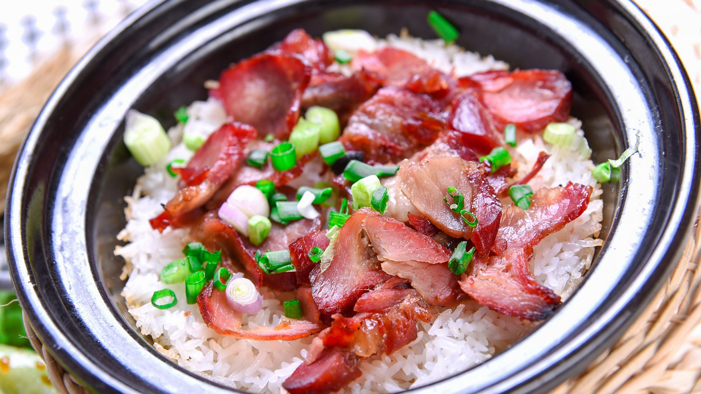 一,煲仔饭也称瓦煲饭,是源于广东地区的特色美食,属于粤菜系.