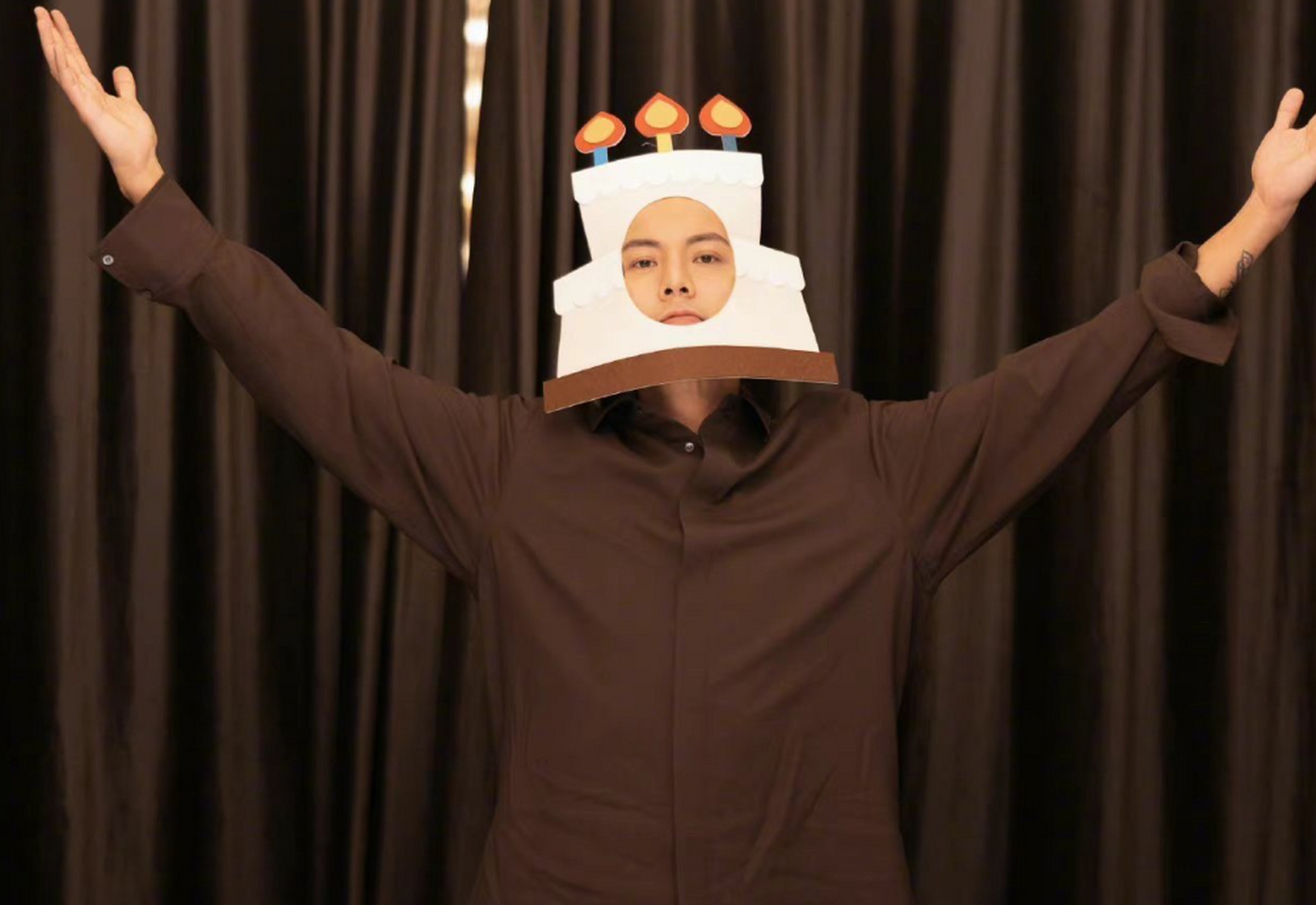 陈伟霆晒生日随拍四宫格#陈伟霆晒生日的四宫格随拍照,被吓到的样子