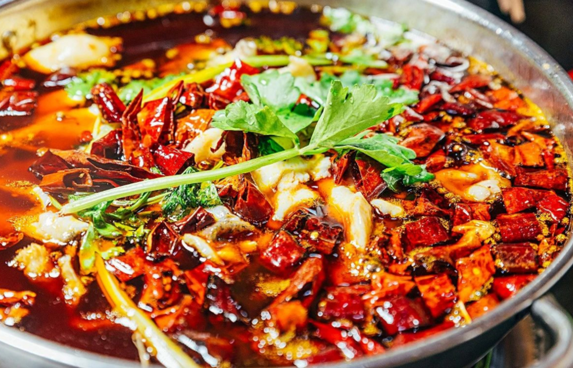 当时,成都的市井小吃中出现了一道新的招牌菜,那就是冷锅鱼.