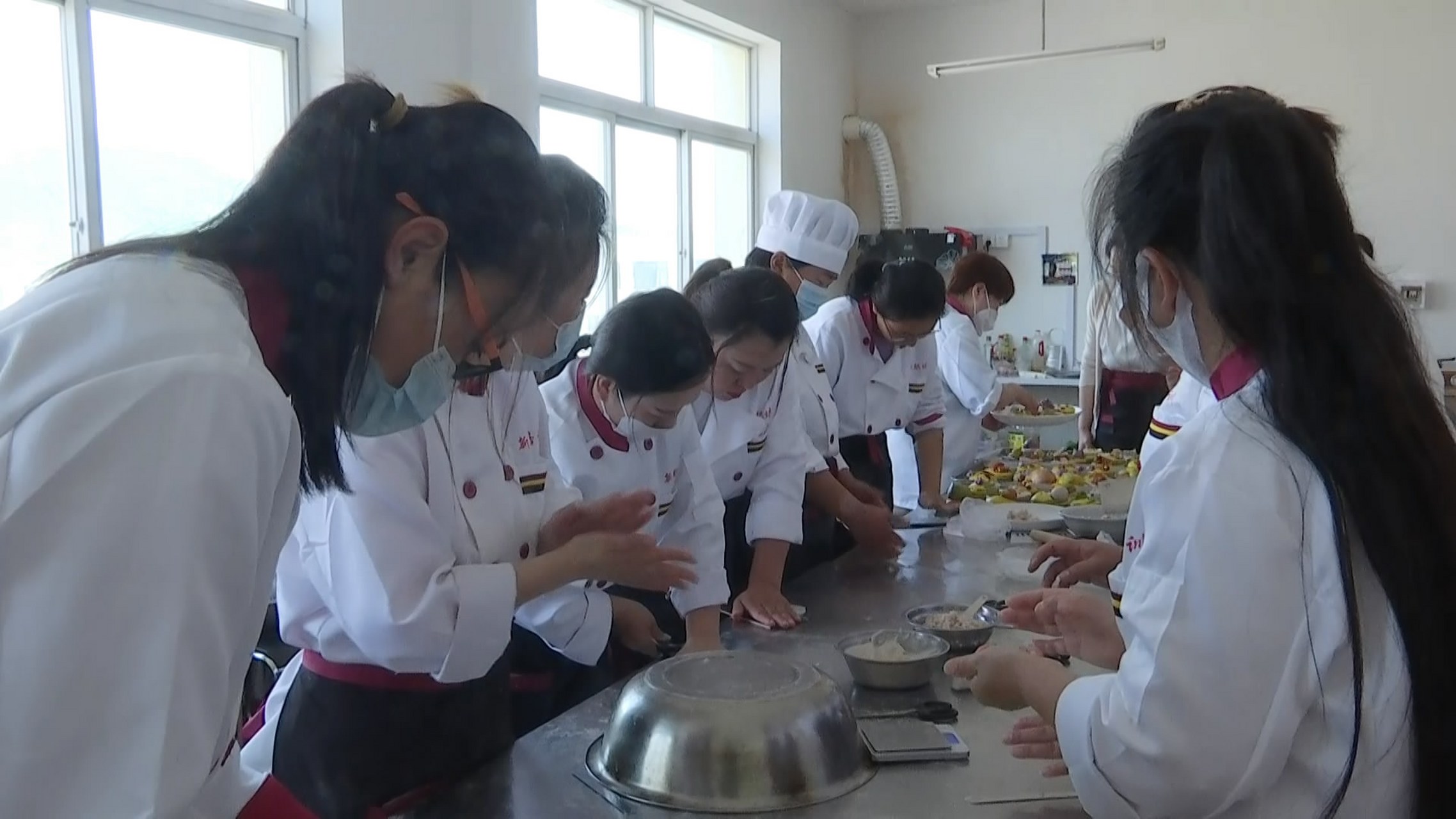 贯彻二十大辽宁在行动# 【新宾:中式面点培训 助力待业人员再就业 
